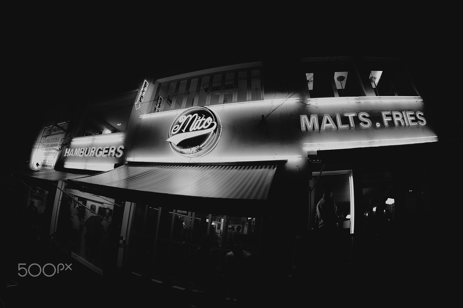 Canon EF 8-15mm F4L Fisheye USM sample photo. Restaurant photography