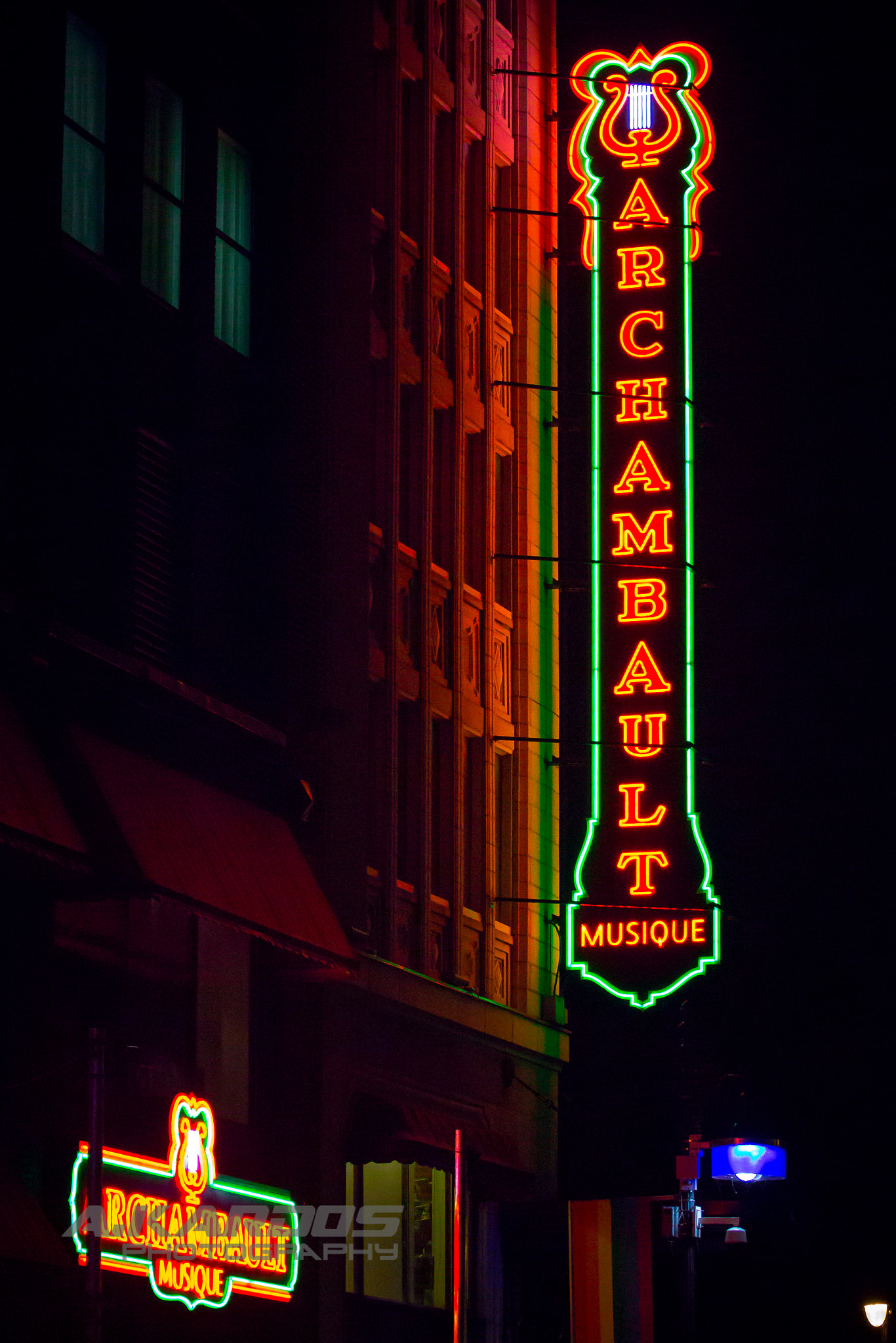 Canon EOS 700D (EOS Rebel T5i / EOS Kiss X7i) + Canon EF 70-200mm F4L USM sample photo. Neon lights - archambault musique montreal (2016) photography