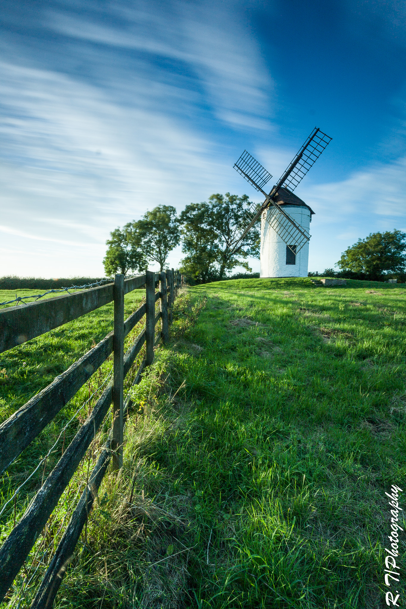 Canon EOS 1000D (EOS Digital Rebel XS / EOS Kiss F) + Sigma 10-20mm F4-5.6 EX DC HSM sample photo. Ashton windmill photography