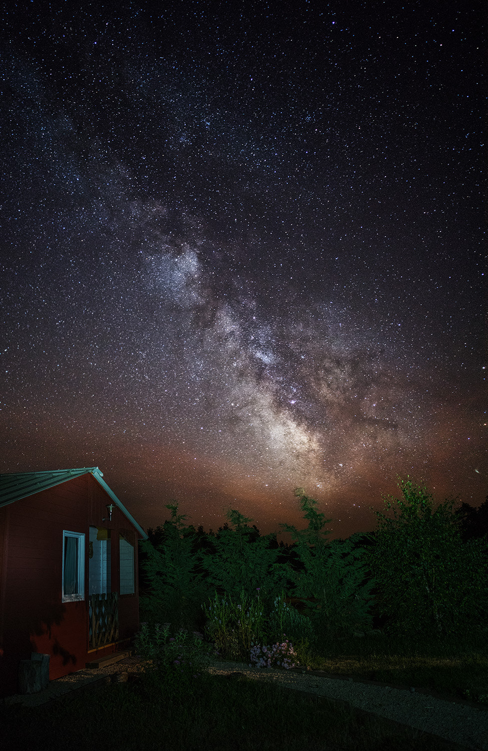 E 21mm F2.8 sample photo. Little red cabin retreat photography