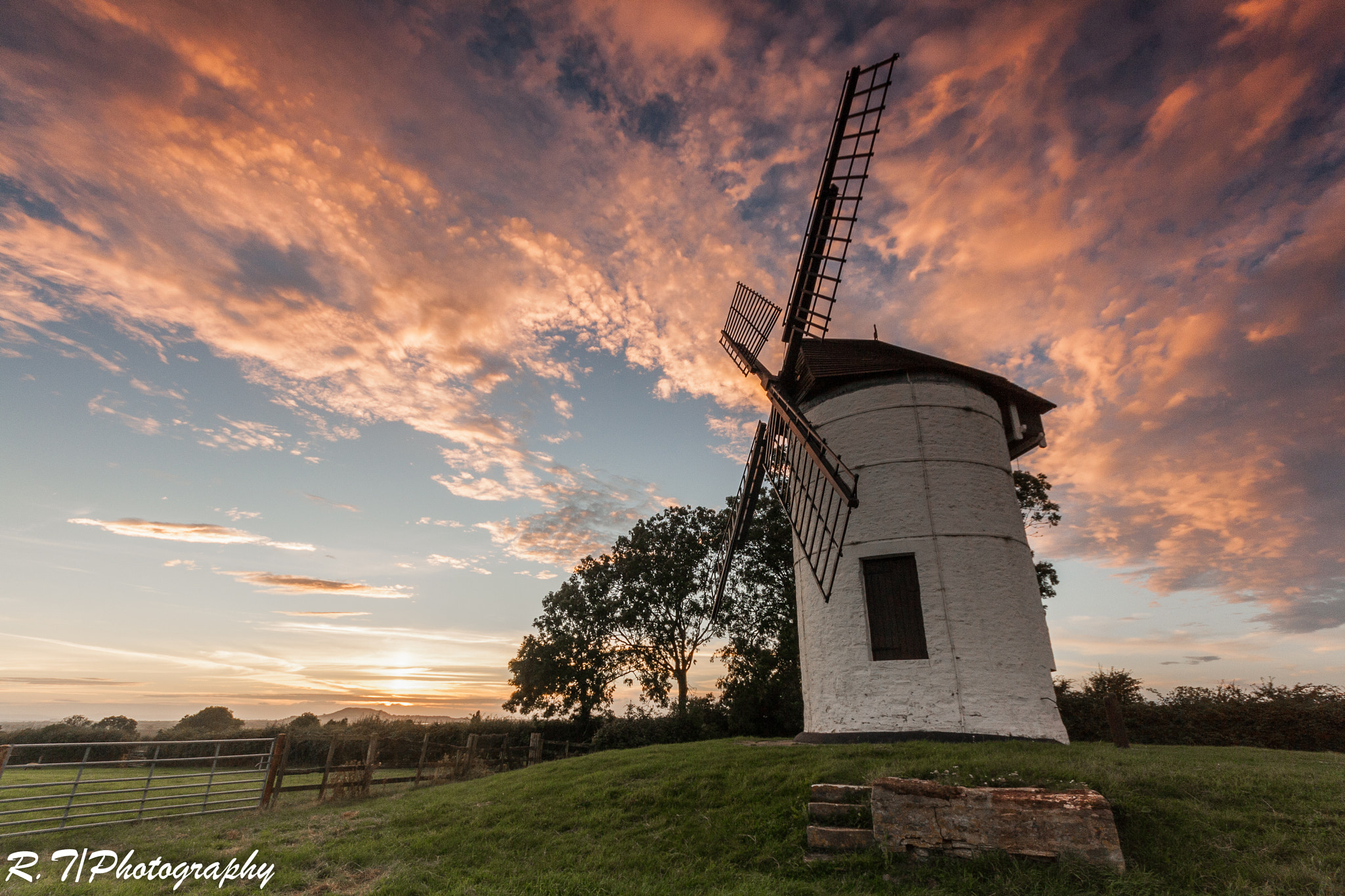 Canon EOS 1000D (EOS Digital Rebel XS / EOS Kiss F) + Sigma 10-20mm F4-5.6 EX DC HSM sample photo. Ashton windmill photography