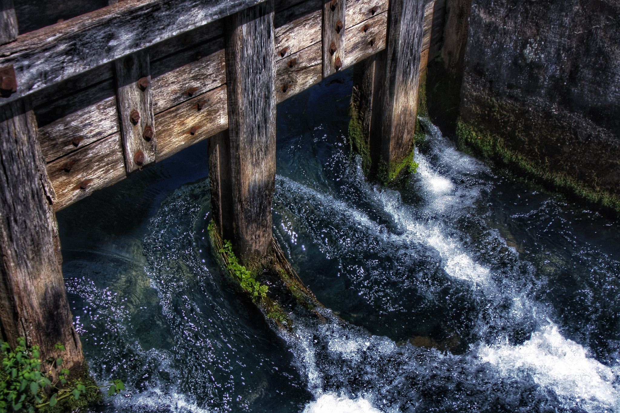 Tamron AF 28-200mm F3.8-5.6 XR Di Aspherical (IF) Macro sample photo. Flowing waters photography