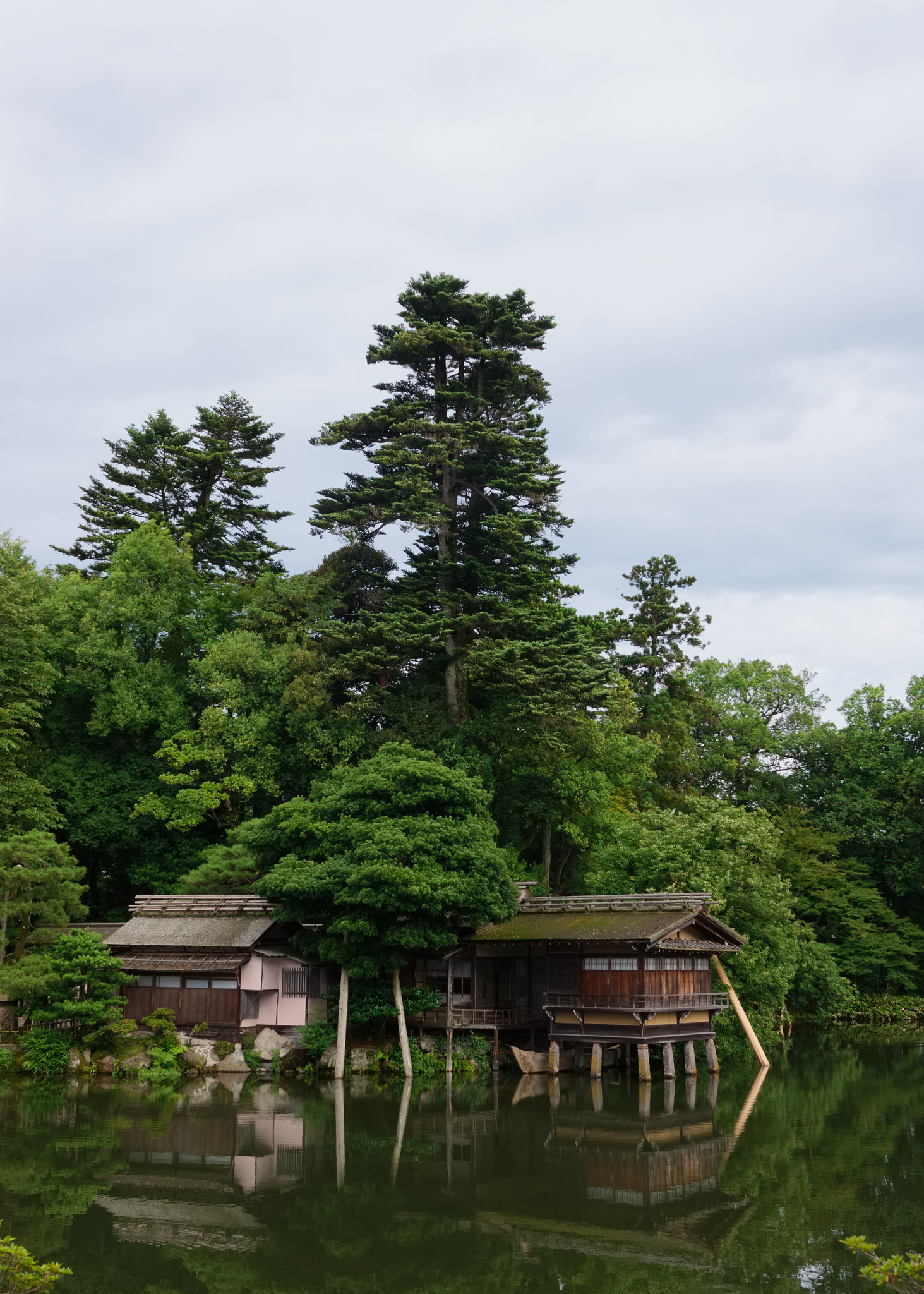 Sony Alpha NEX-6 + Sony Sonnar T* E 24mm F1.8 ZA sample photo. Kenroku-en tea house photography