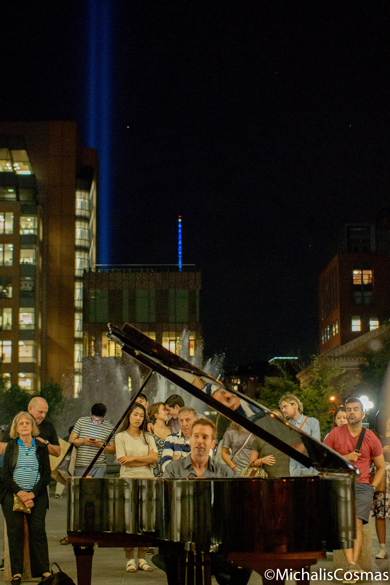 Samsung NX30 + NX 45mm F1.8 [T6] 2D/3D sample photo. Piano in washington square arch photography