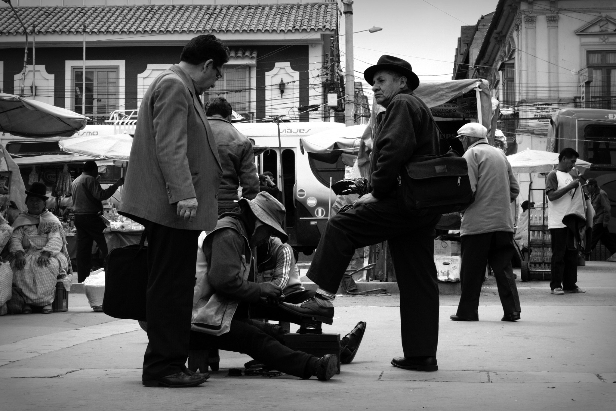 Canon EOS 450D (EOS Rebel XSi / EOS Kiss X2) sample photo. Shoeshine boy photography