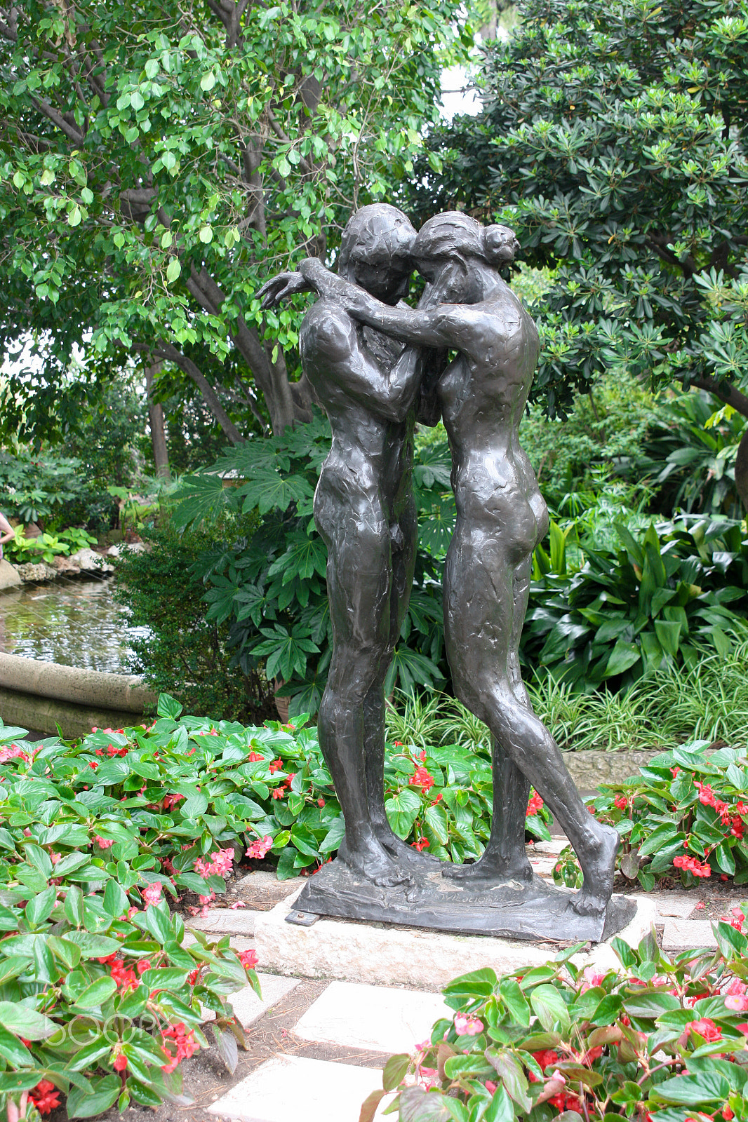 Canon EOS 450D (EOS Rebel XSi / EOS Kiss X2) sample photo. Loving couple embraces. monument in the park. photography