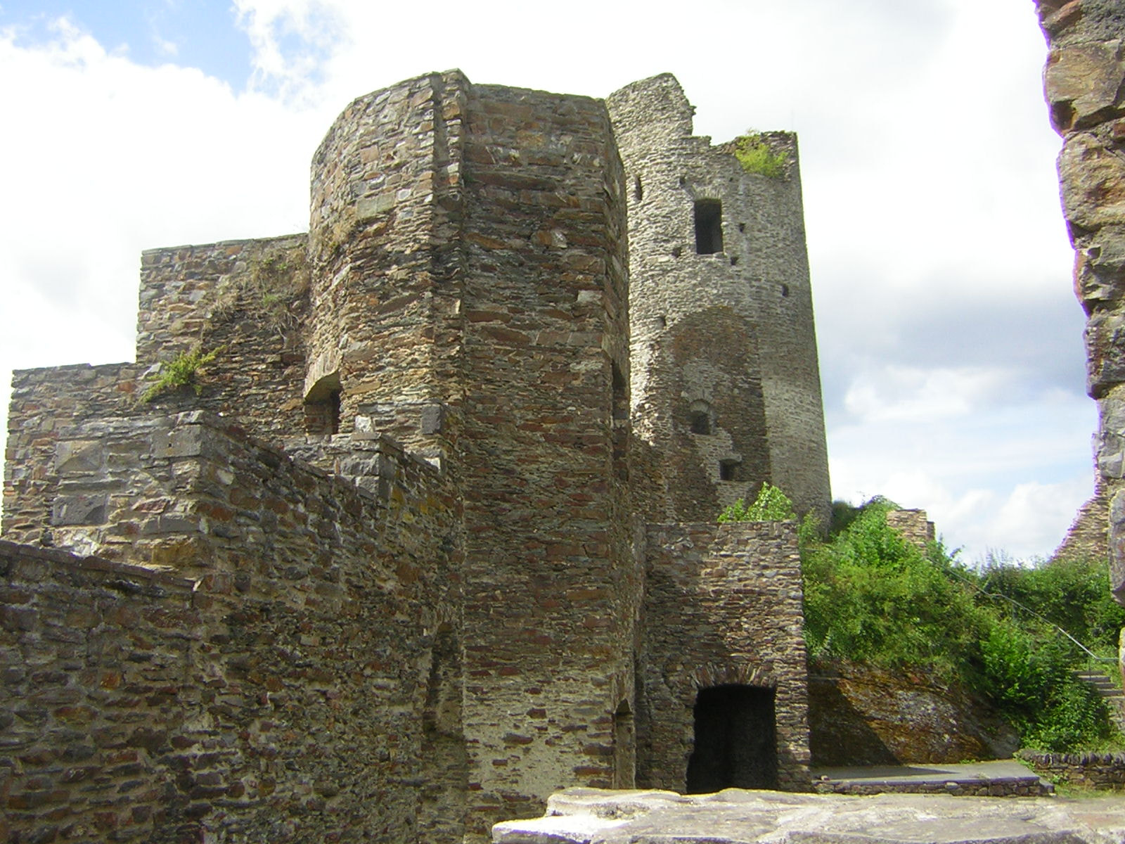 Nikon E2200 sample photo. Winneburg castle ruin photography