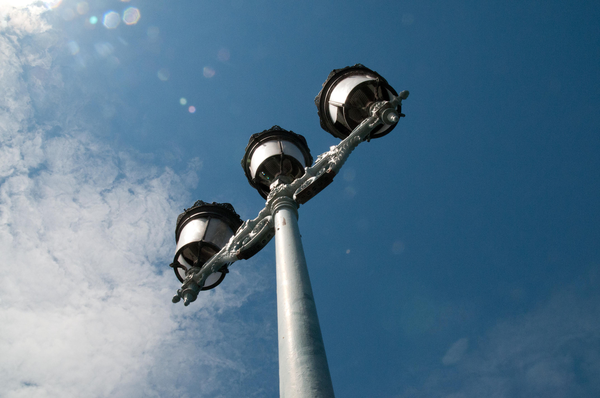 Sigma 17-70mm F2.8-4.5 DC Macro Asp. IF sample photo. Street lantern photography
