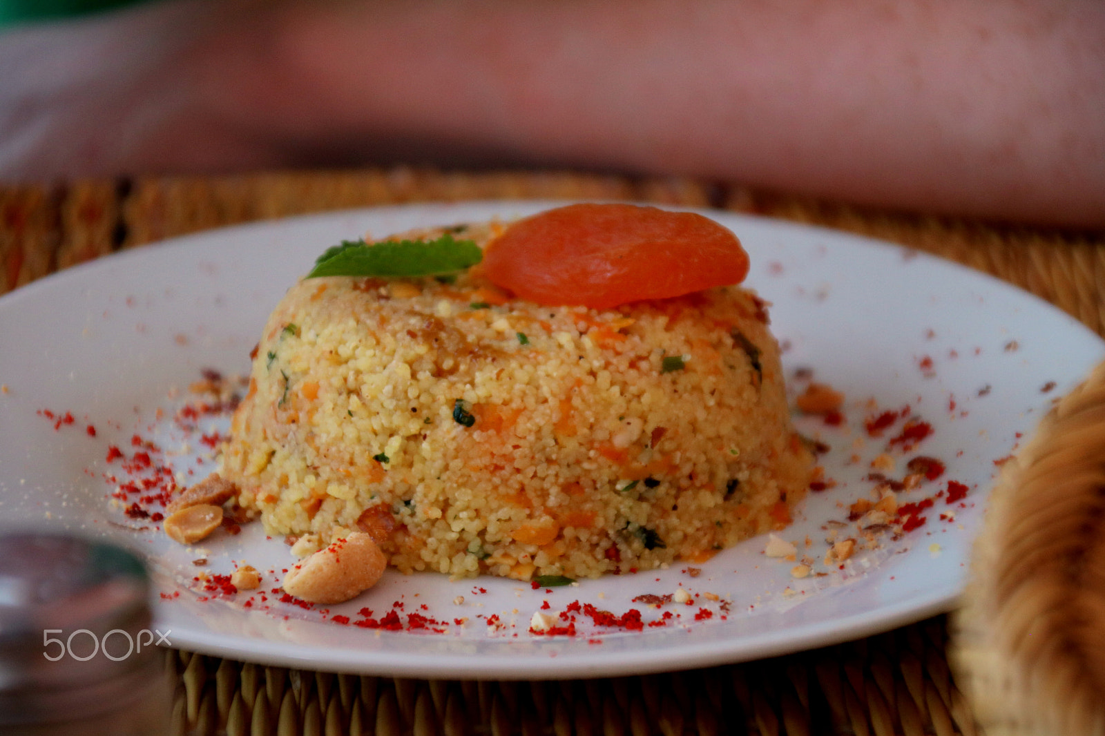 Canon EOS 750D (EOS Rebel T6i / EOS Kiss X8i) + Canon TS-E 90mm F2.8 Tilt-Shift sample photo. Couscous à marrakesh photography