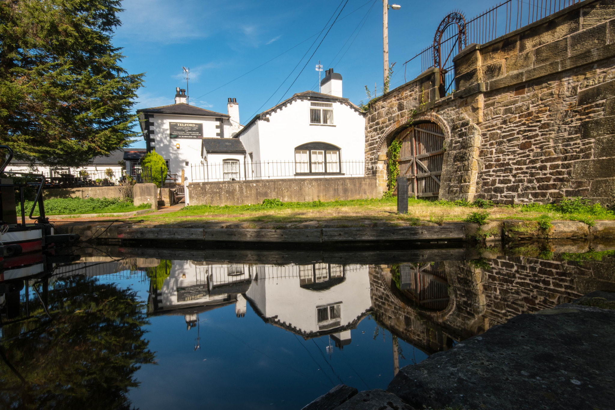 Sigma 10-20mm F4-5.6 EX DC HSM sample photo. Trevor basin telford pub water reflection photography