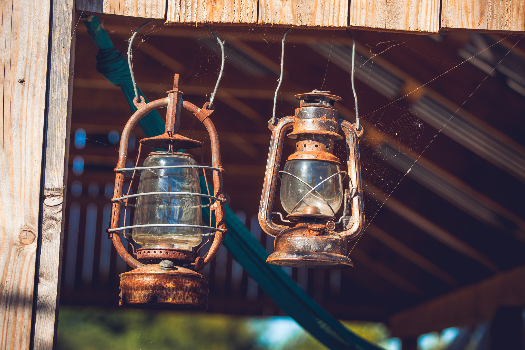Sony Alpha DSLR-A900 + Sony 70-400mm F4-5.6 G SSM II sample photo. Vintage lanterns hanging in an old barn photography