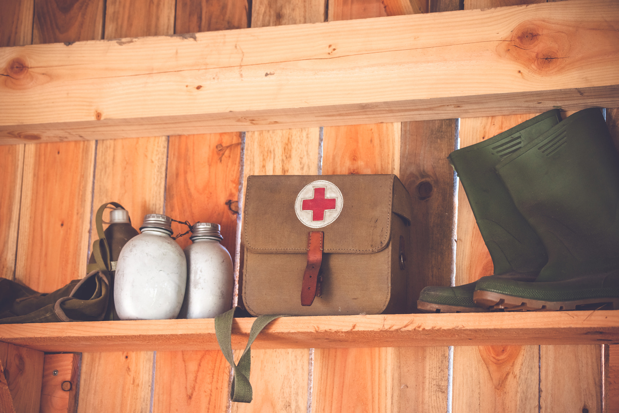 Sony 70-400mm F4-5.6 G SSM II sample photo. Retro medic equipment on an old wooden shelfe photography