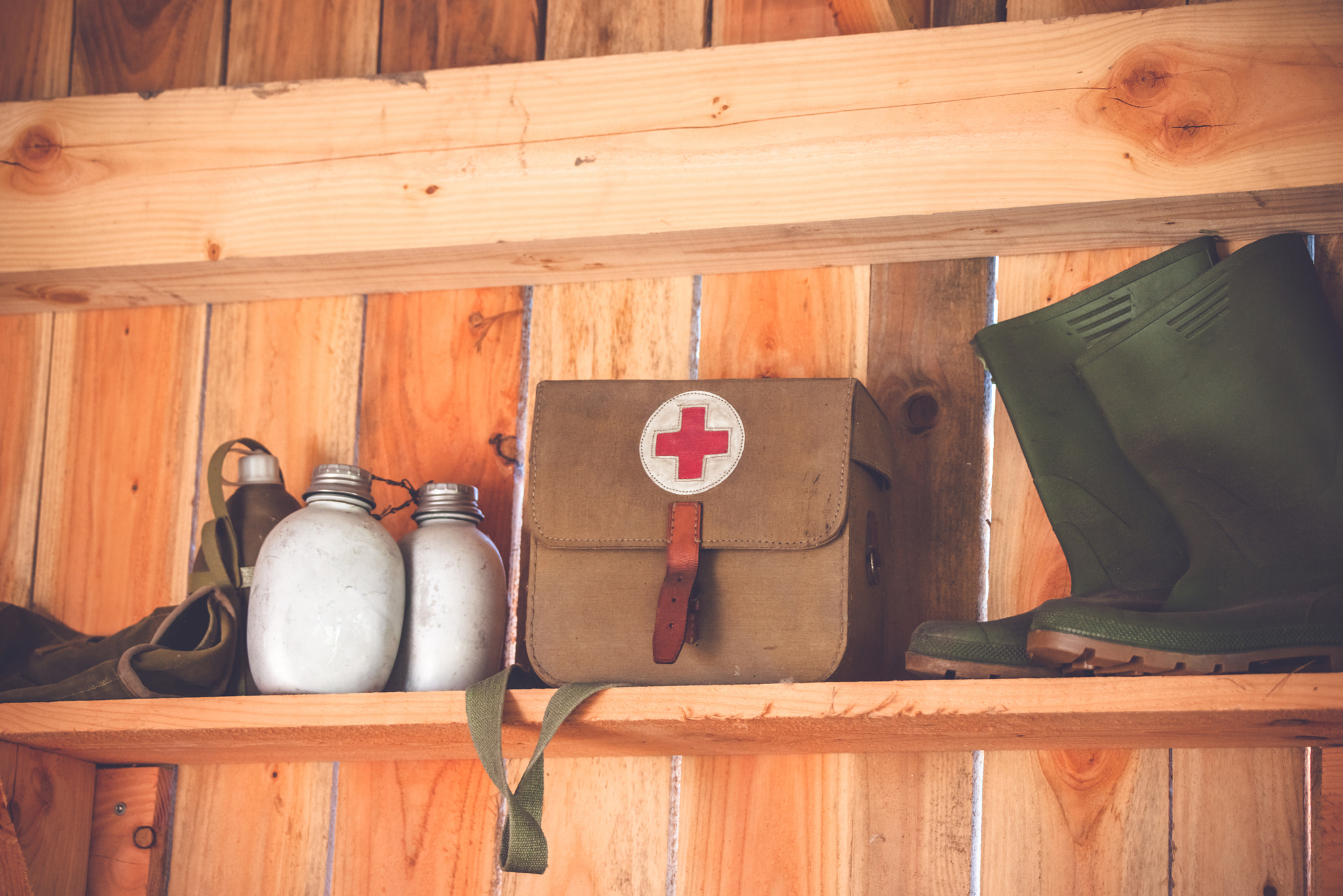 Sony Alpha DSLR-A900 + Sony 70-400mm F4-5.6 G SSM II sample photo. Retro medic equipment on an old wooden shelfe photography