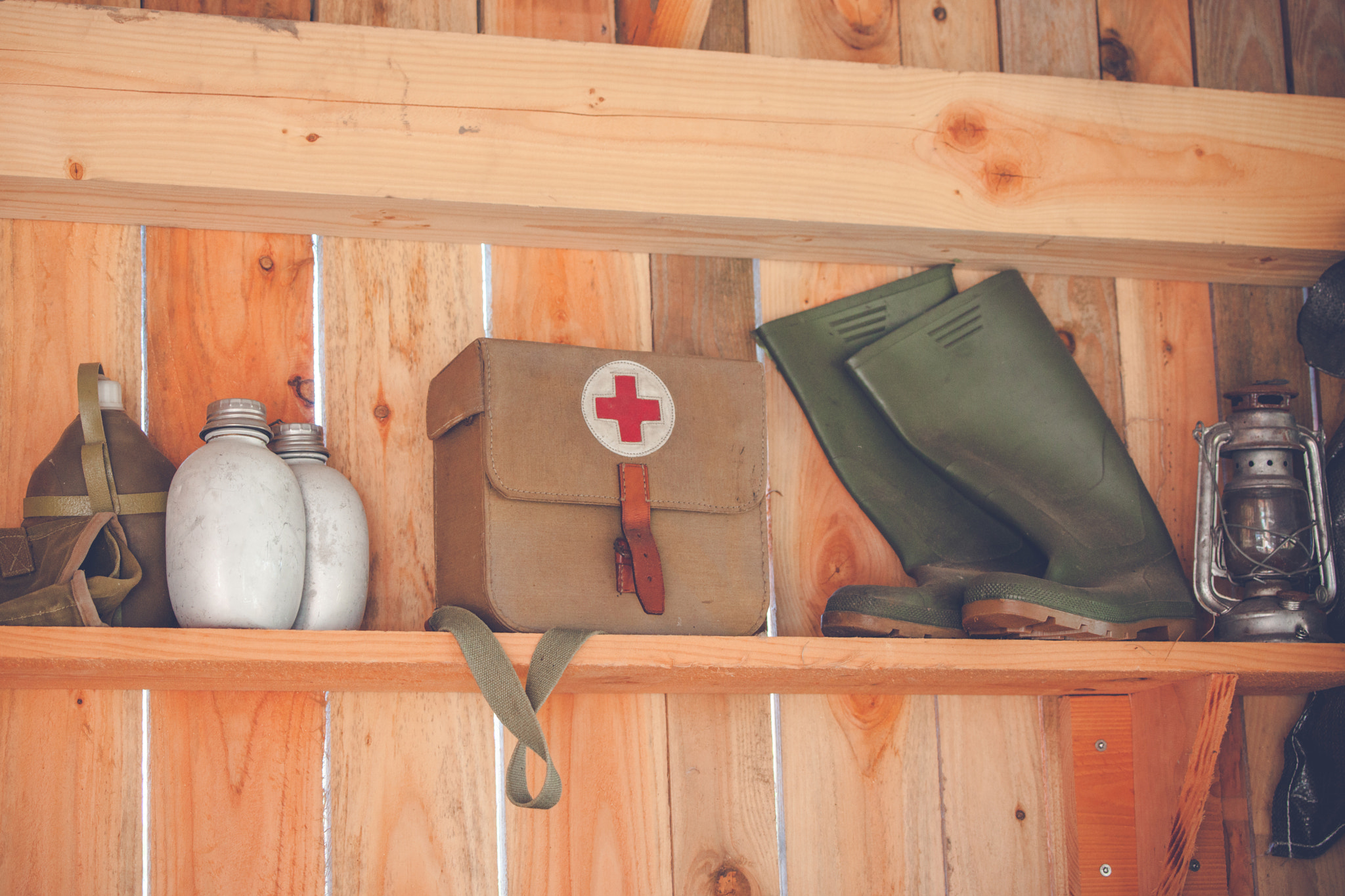 Sony 70-400mm F4-5.6 G SSM II sample photo. Wooden shelfe with retro surival kit photography