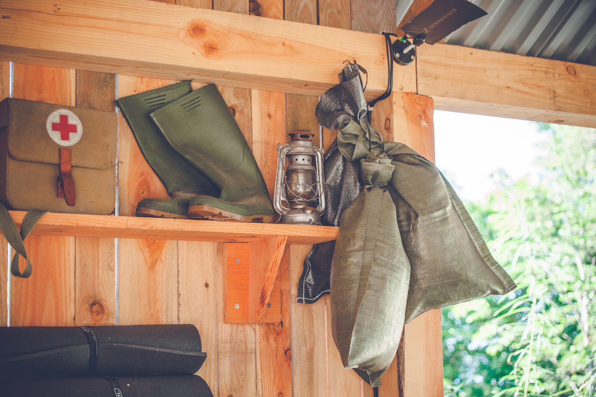 Sony Alpha DSLR-A900 + Sony 70-400mm F4-5.6 G SSM II sample photo. Retro survival kit in a wooden cabin photography
