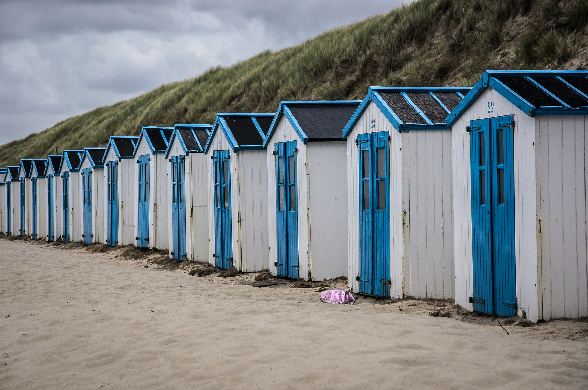 Sony SLT-A55 (SLT-A55V) sample photo. Dutch beach houses and a pink balloon photography