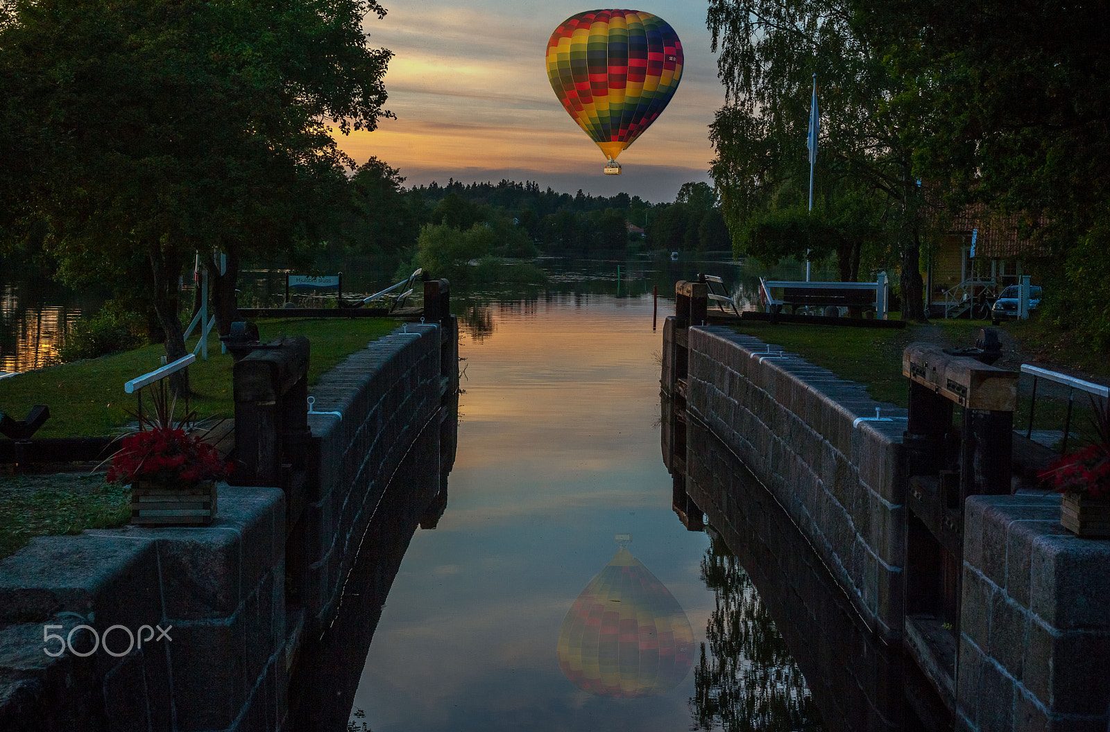 Canon EOS-1Ds Mark II + Canon EF 28-80mm f/2.8-4L sample photo. Air-balloon photography