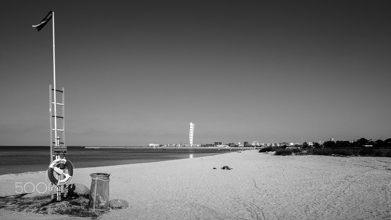 Samsung NX11 + Samsung NX 16mm F2.4 Pancake sample photo. Slow day at the beach photography