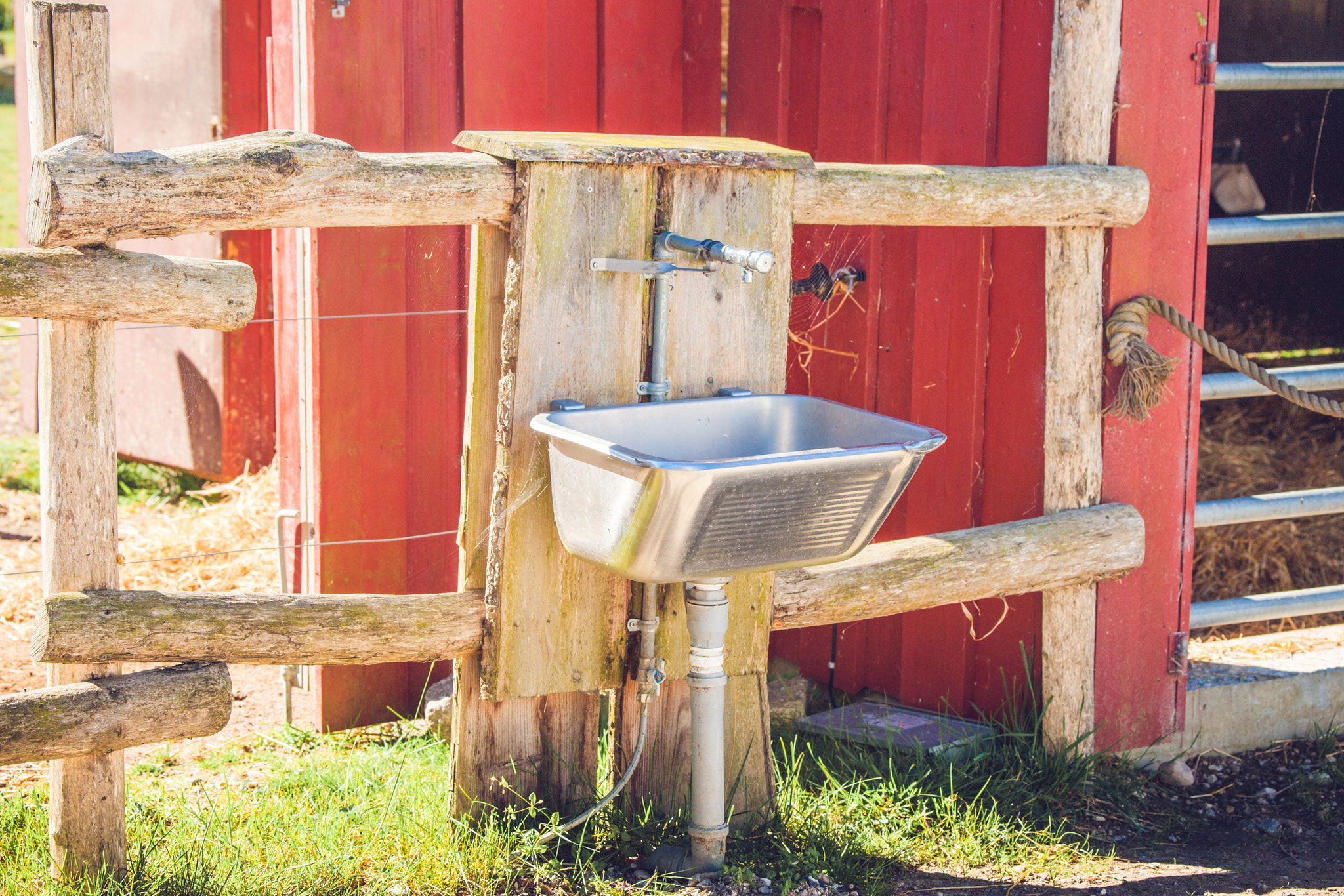 Sony 70-400mm F4-5.6 G SSM II sample photo. Steel sink outside a barn photography