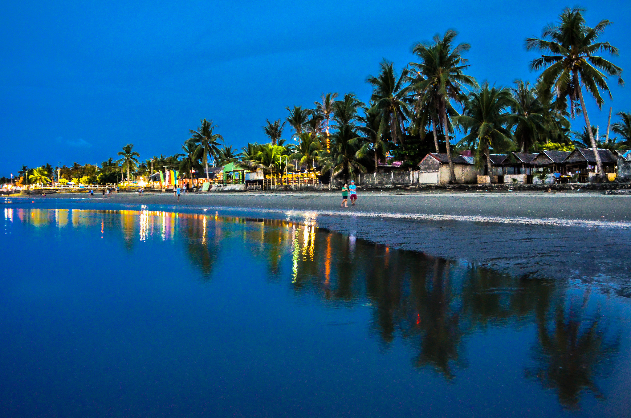 Nikon D7000 + Nikon AF Nikkor 24mm F2.8D sample photo. Beach at night photography