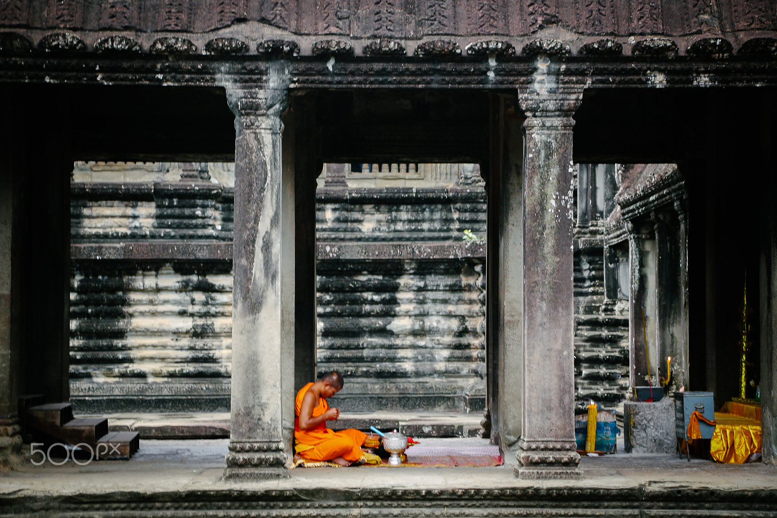 Canon EOS 100D (EOS Rebel SL1 / EOS Kiss X7) sample photo. A monk's prayer photography