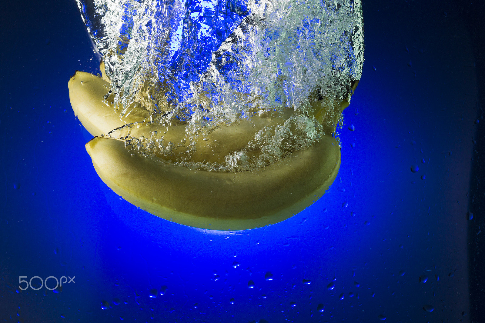 Canon EF 100mm F2.8L Macro IS USM sample photo. Yellow bananas in water on a blue background photography
