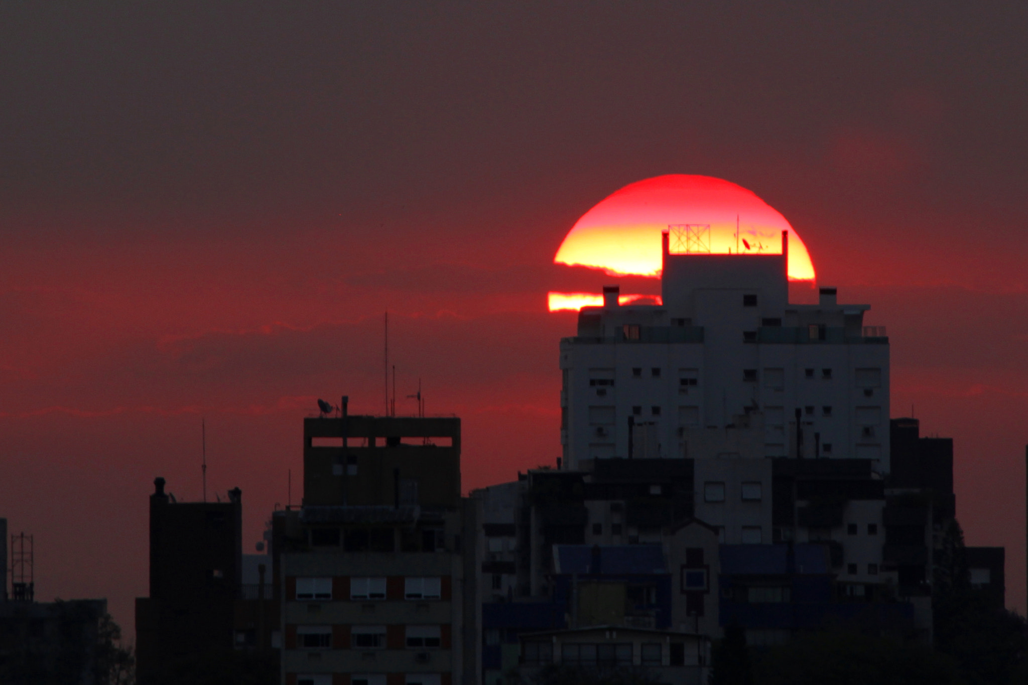 Canon EOS 500D (EOS Rebel T1i / EOS Kiss X3) + Canon EF 100-400mm F4.5-5.6L IS USM sample photo. Urban sunset photography