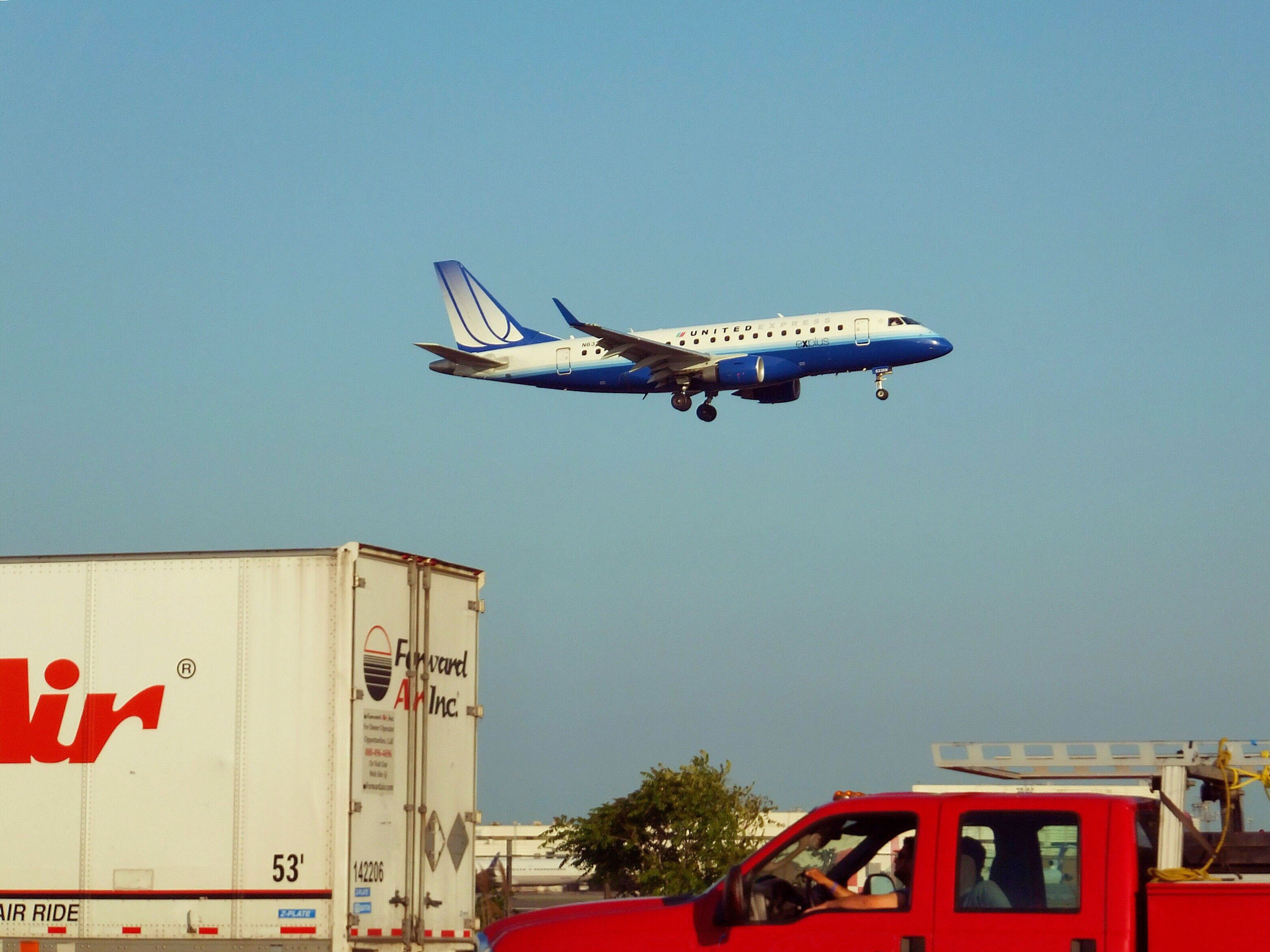 Fujifilm FinePix F550EXR sample photo. Plane landing photography