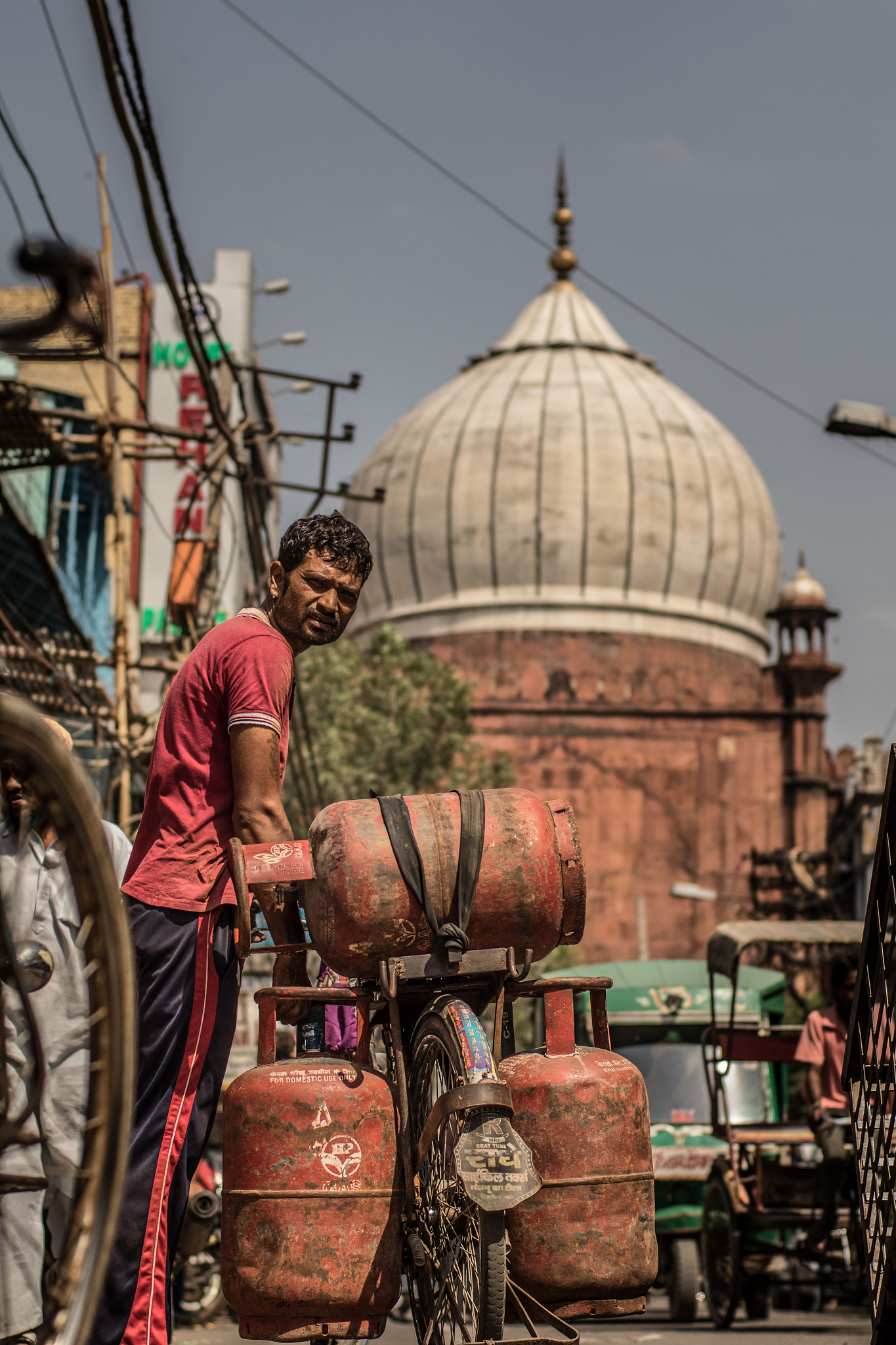 ZEISS Planar T* 50mm F1.4 sample photo. Gas and mosque photography