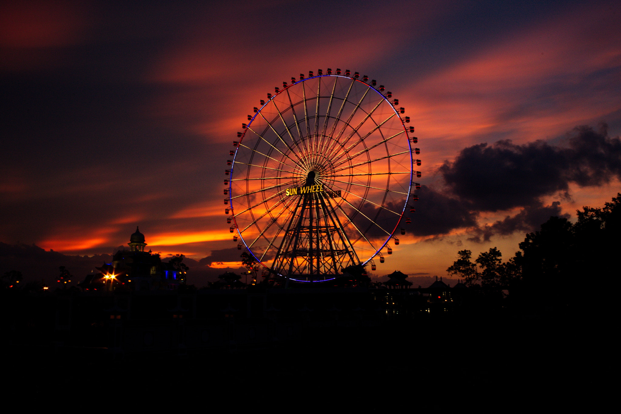Canon EOS-1Ds Mark III sample photo. Sun wheel photography