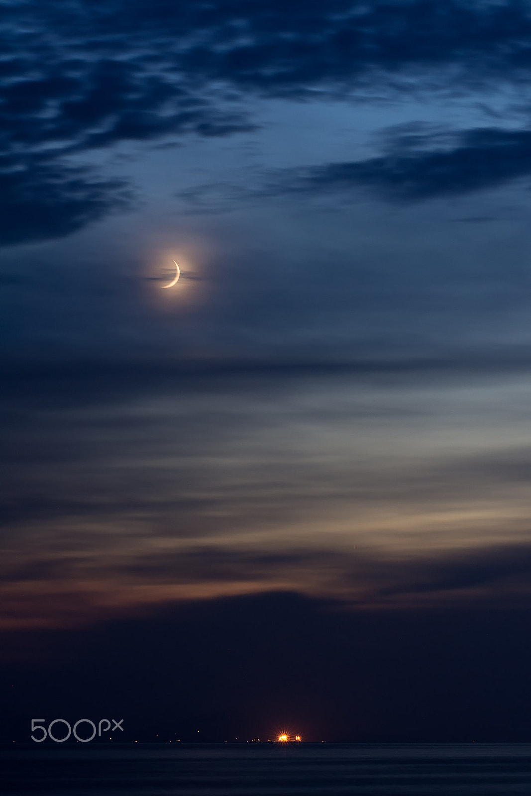Nikon AF-Nikkor 80-200mm F2.8D ED sample photo. Under a thin moon photography