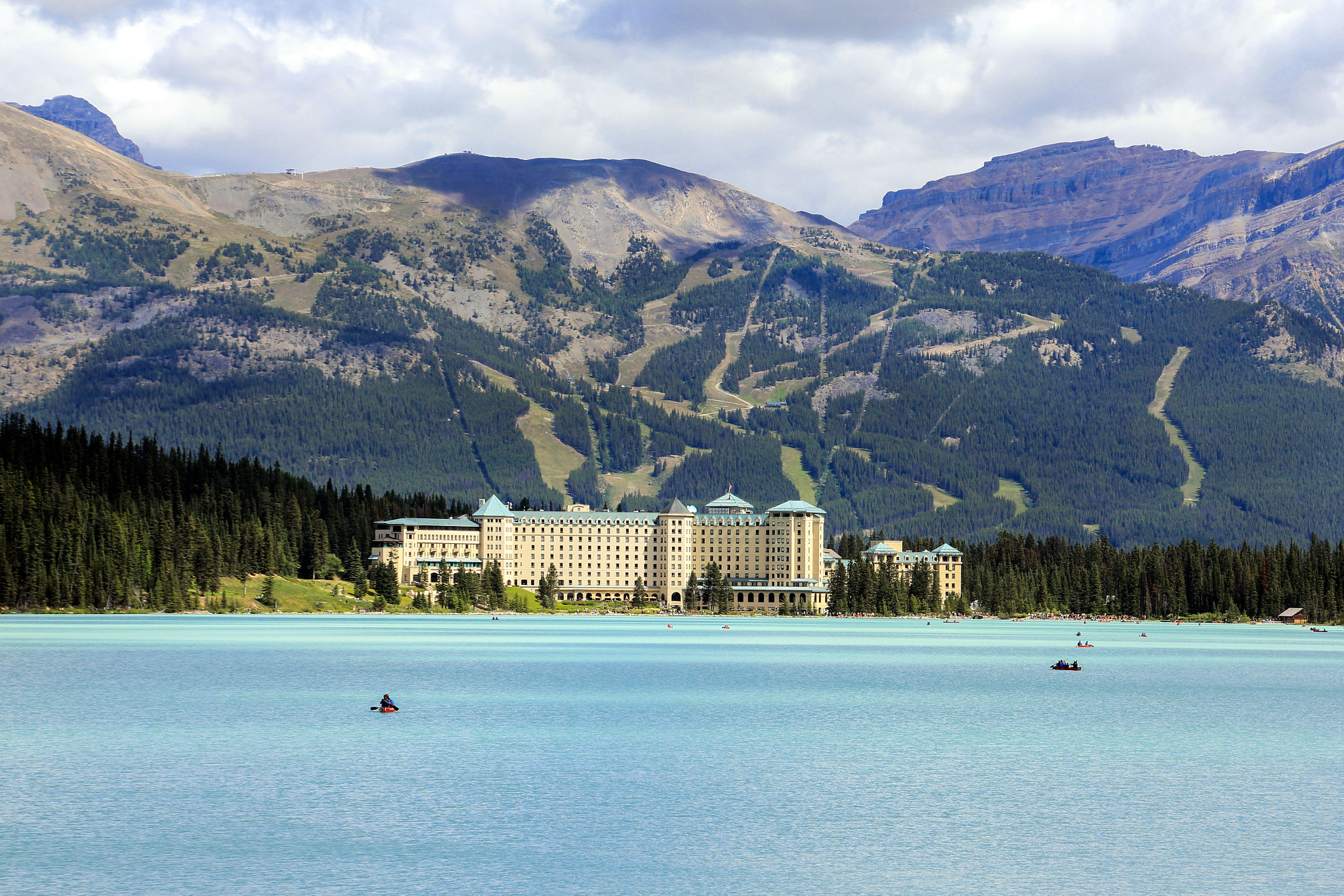 Canon EOS 550D (EOS Rebel T2i / EOS Kiss X4) sample photo. The chateau lake louise photography