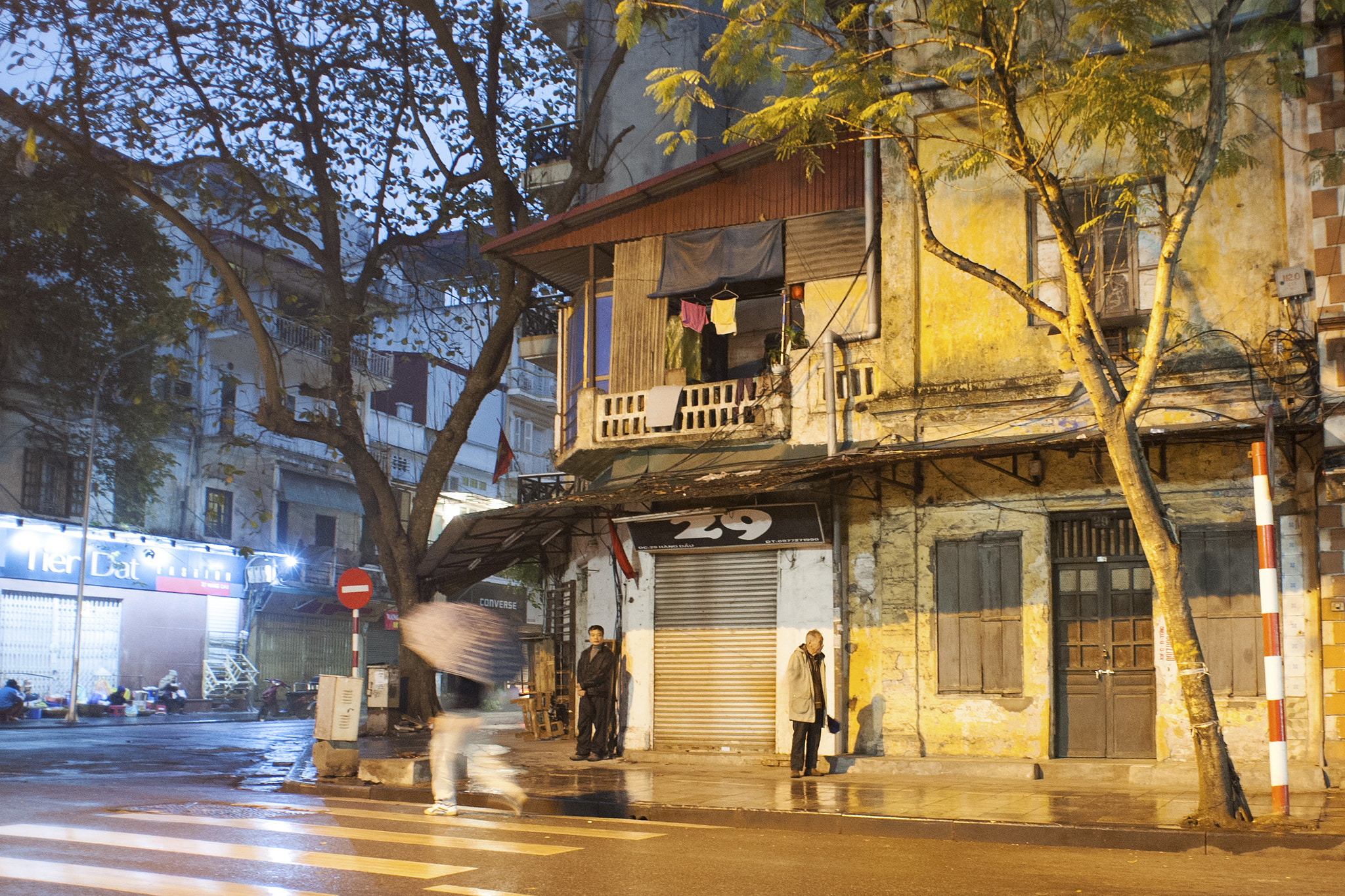 Nikon AF Nikkor 20mm F2.8D sample photo. Early morning in hanoi photography