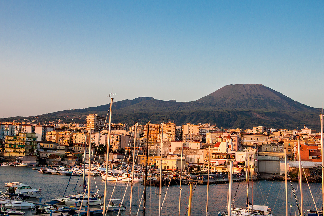 Canon EOS 500D (EOS Rebel T1i / EOS Kiss X3) sample photo. Vesuvio and sailboats photography