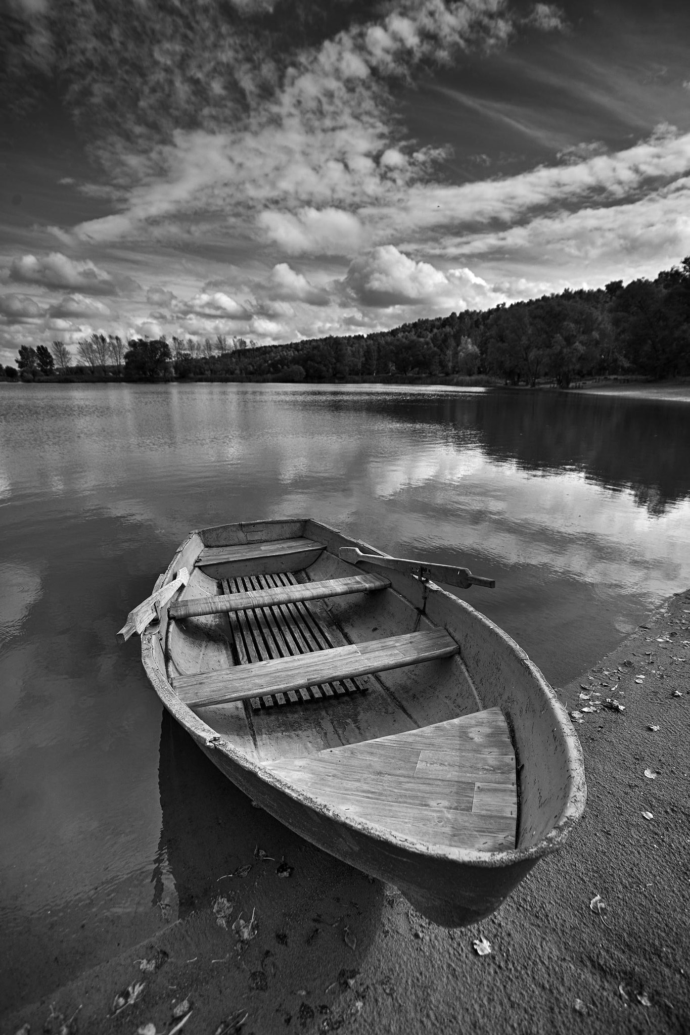 Sigma 17-35mm F2.8-4 EX DG  Aspherical HSM sample photo. A boat. photography