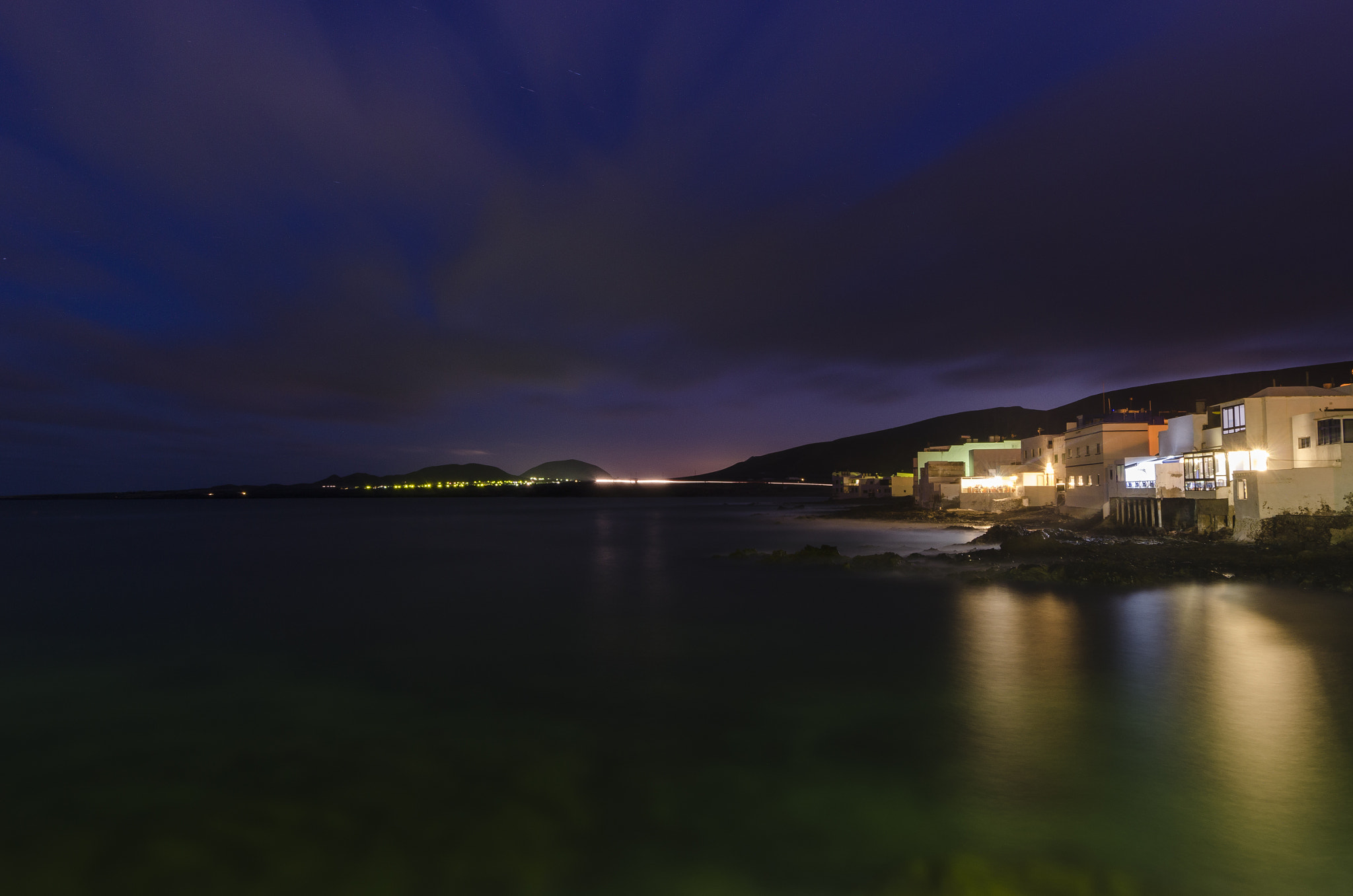 Nikon AF-S Nikkor 16-35mm F4G ED VR sample photo. Cielo violeta, mar verde photography