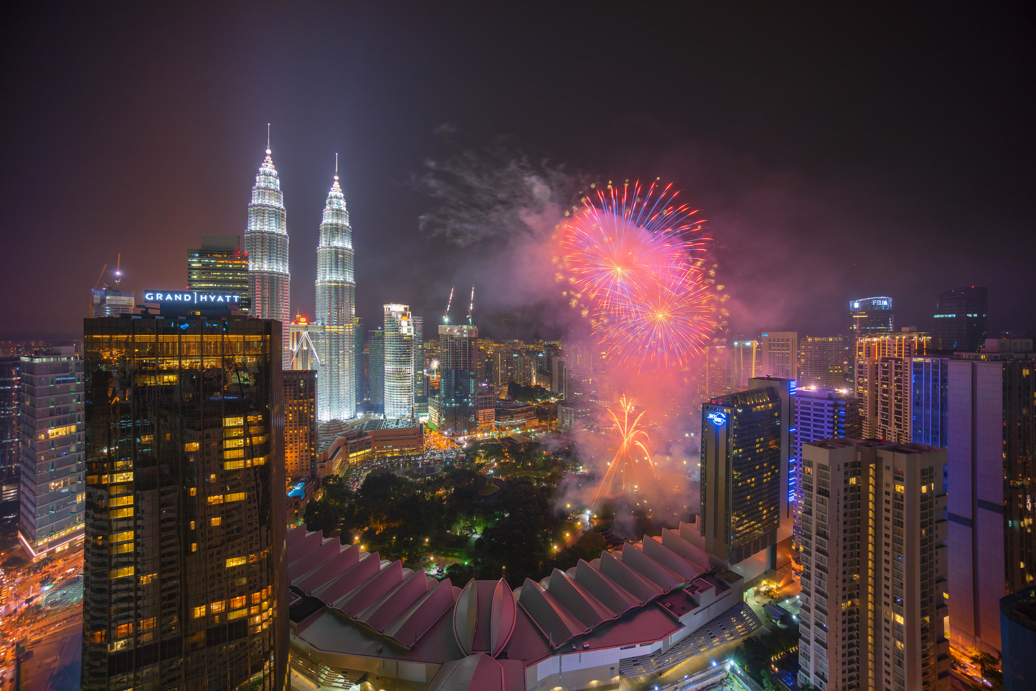 Sony a7R + Sony E 10-18mm F4 OSS sample photo. Fireworks show at kuala lumpur city skyline photography