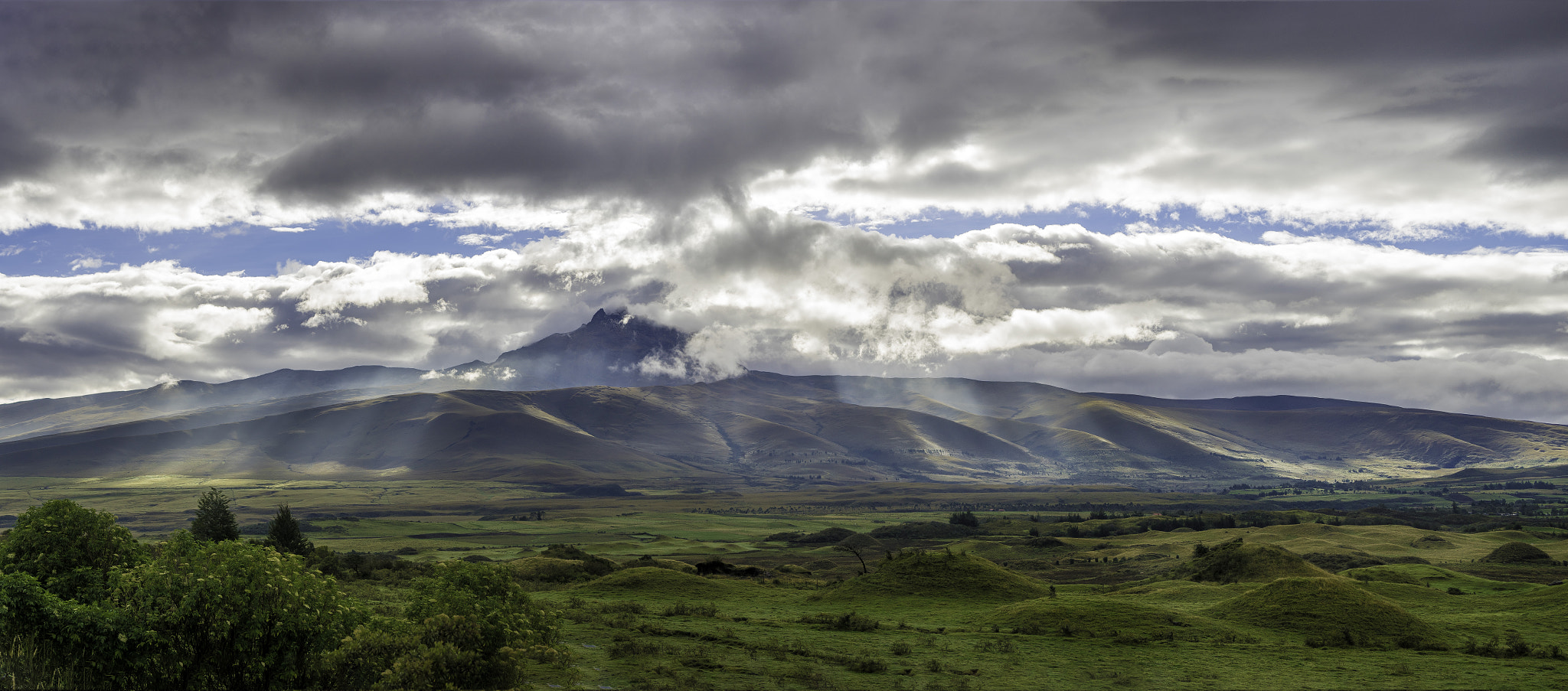 Sony a7 + Sony 70-400mm F4-5.6 G SSM sample photo. Sun rays in ecuador photography