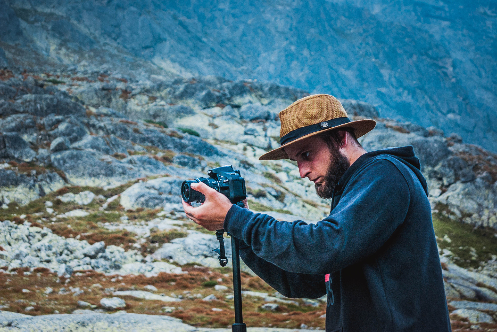 smc PENTAX-FA 28-105mm F3.2-4.5 AL[IF] sample photo. Photographer in the mountains photography