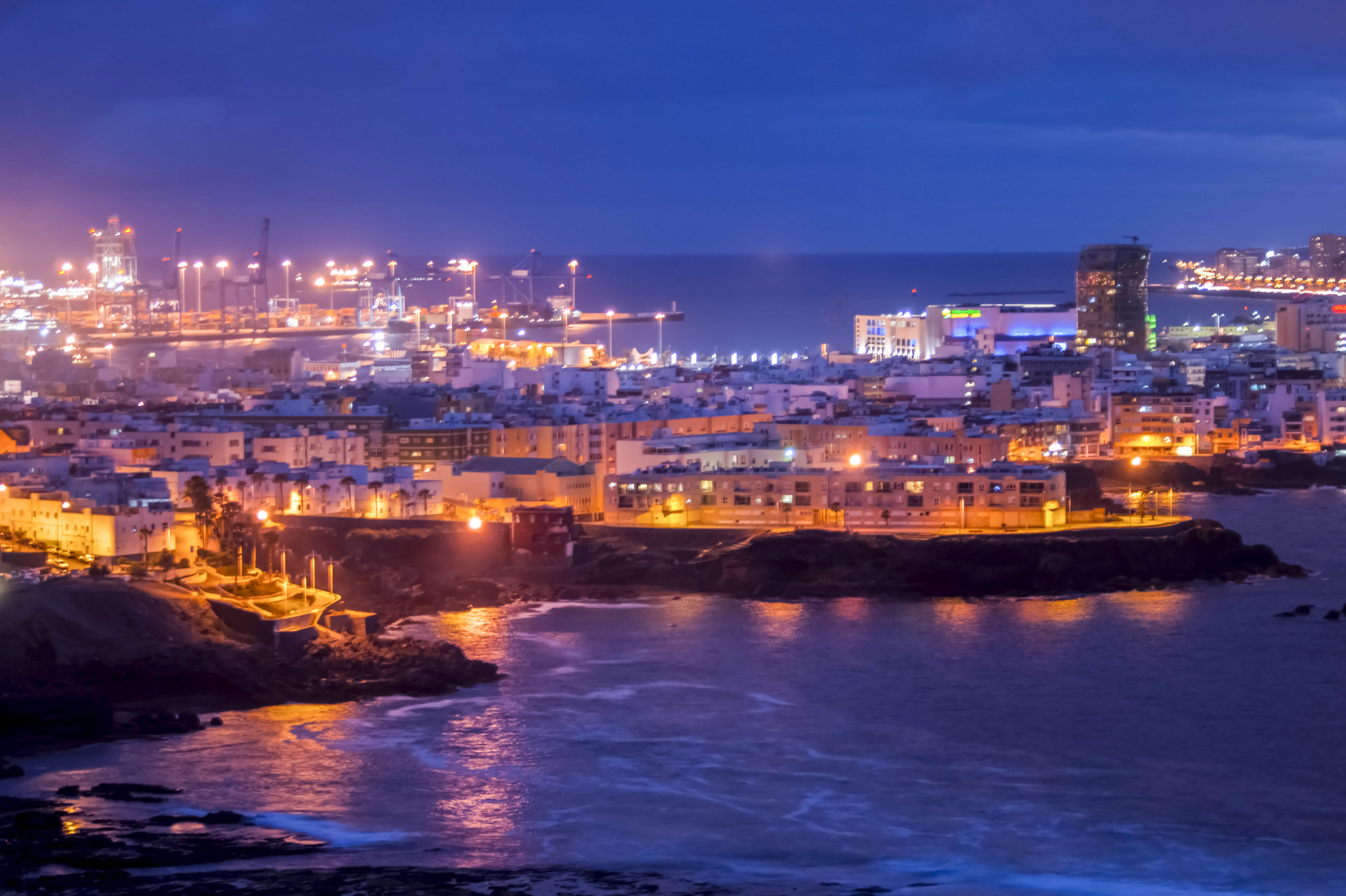 Sony Alpha DSLR-A350 + Sigma 70-300mm F4-5.6 DL Macro sample photo. Noche en las palmas photography