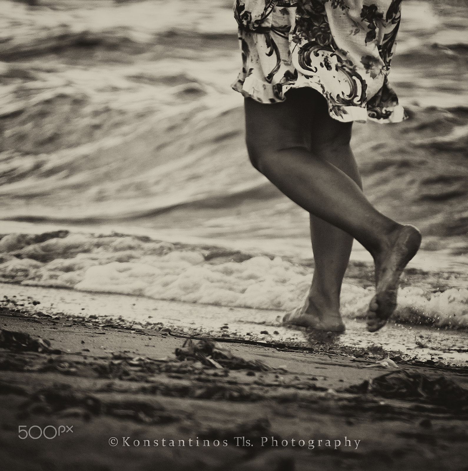 Canon EOS 600D (Rebel EOS T3i / EOS Kiss X5) + Canon EF 70-200mm F4L IS USM sample photo. Walking in the sand... photography
