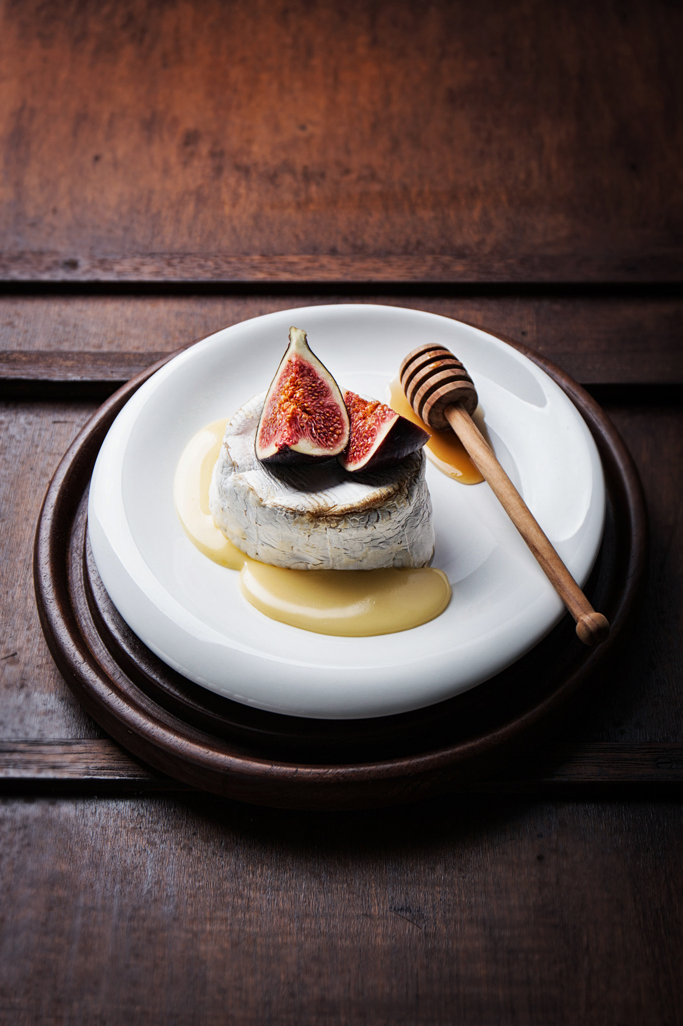Canon EF 24-70mm F4L IS USM sample photo. Baked camembert with fresh figs and honey on a wooden background, closeup photography