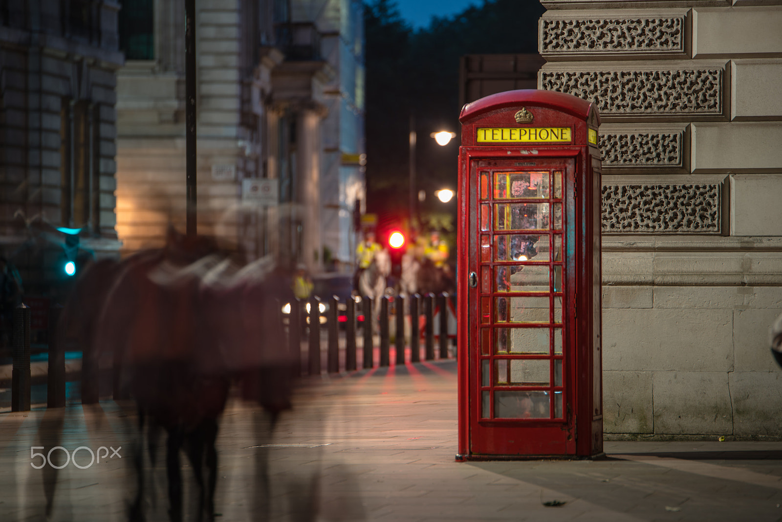 70-200mm F2.8 OSS sample photo. London red box photography