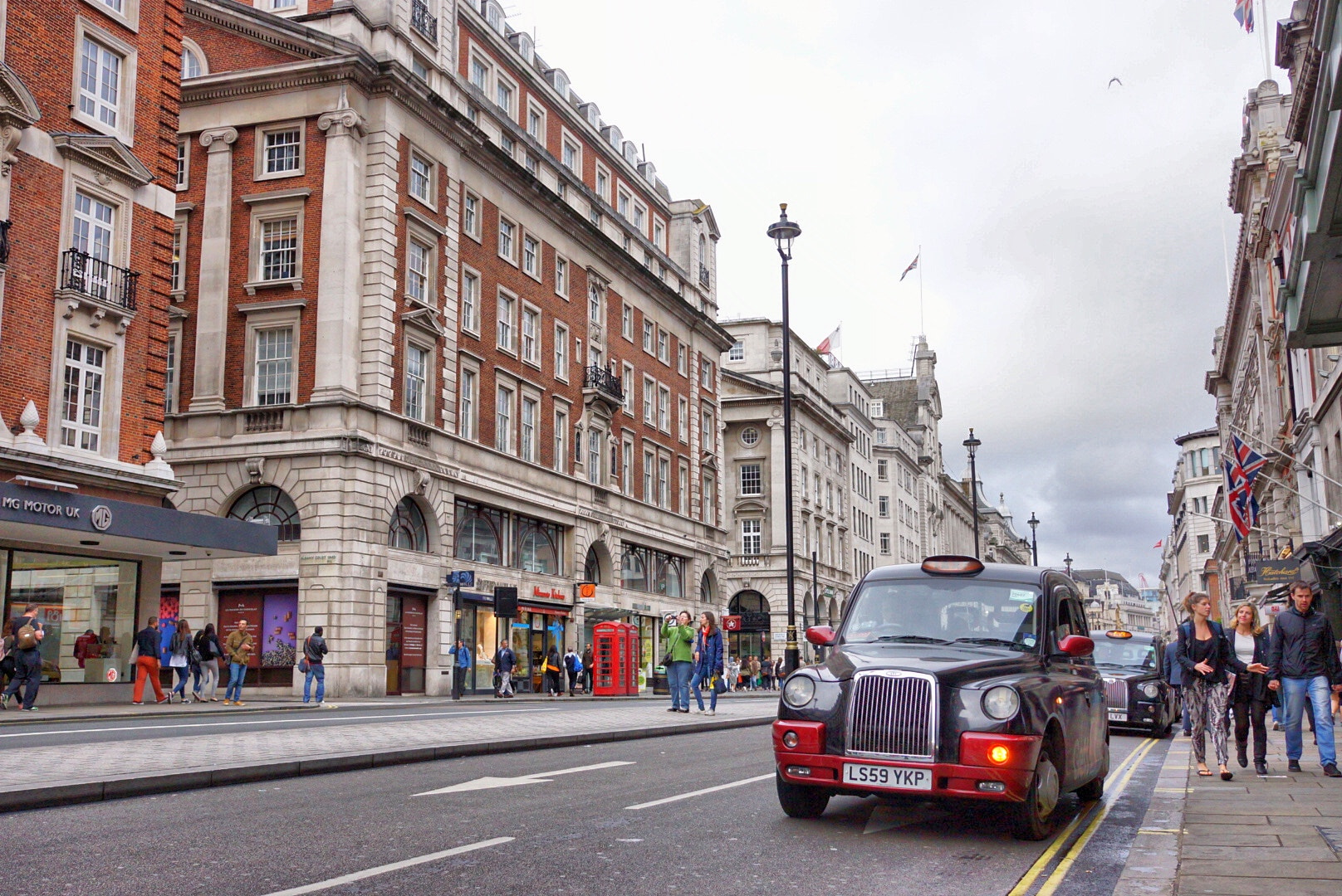 Sony Sonnar T* E 24mm F1.8 ZA sample photo. Mayfair street scene photography