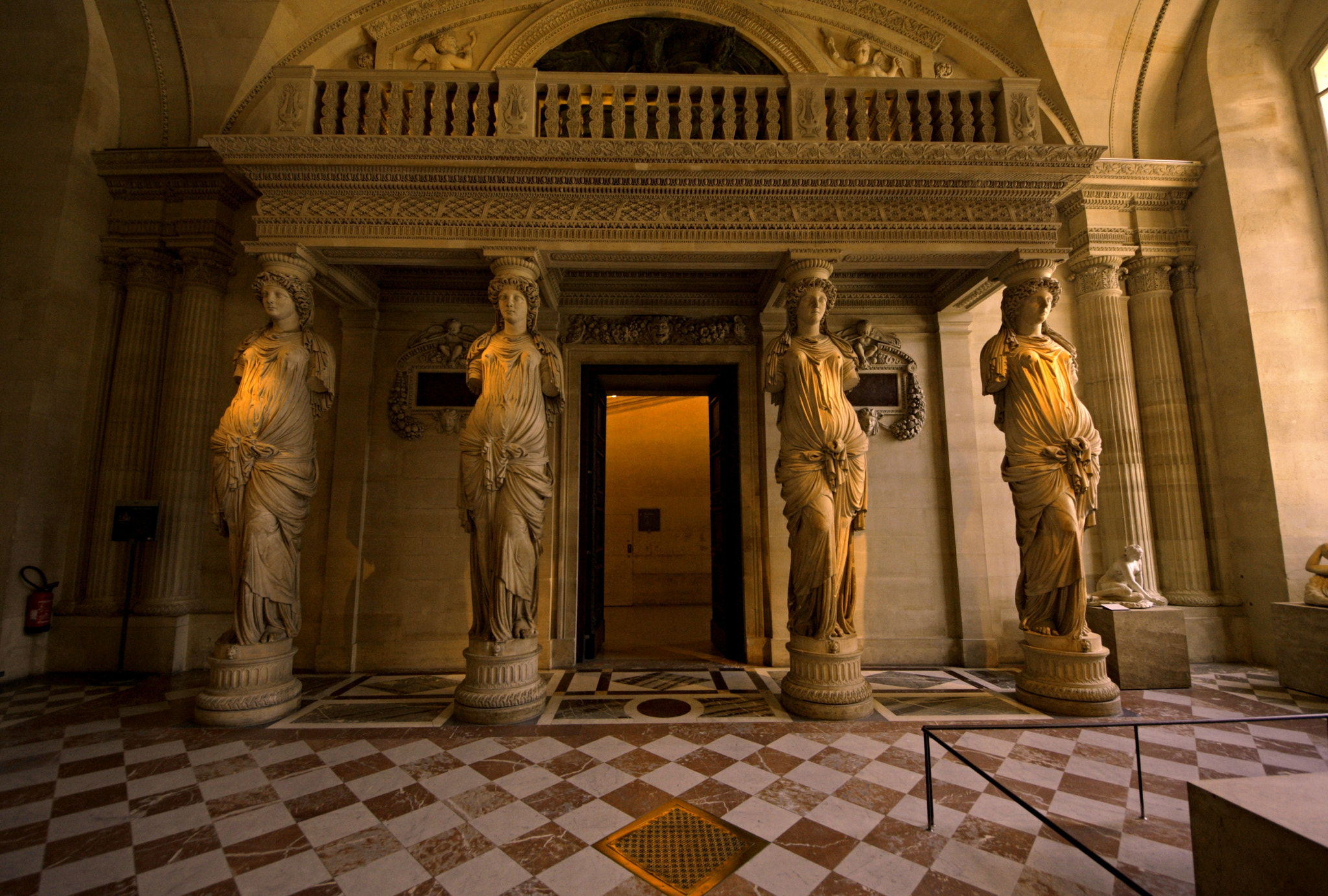Sigma 8-16mm F4.5-5.6 DC HSM sample photo. Louvre　museum photography