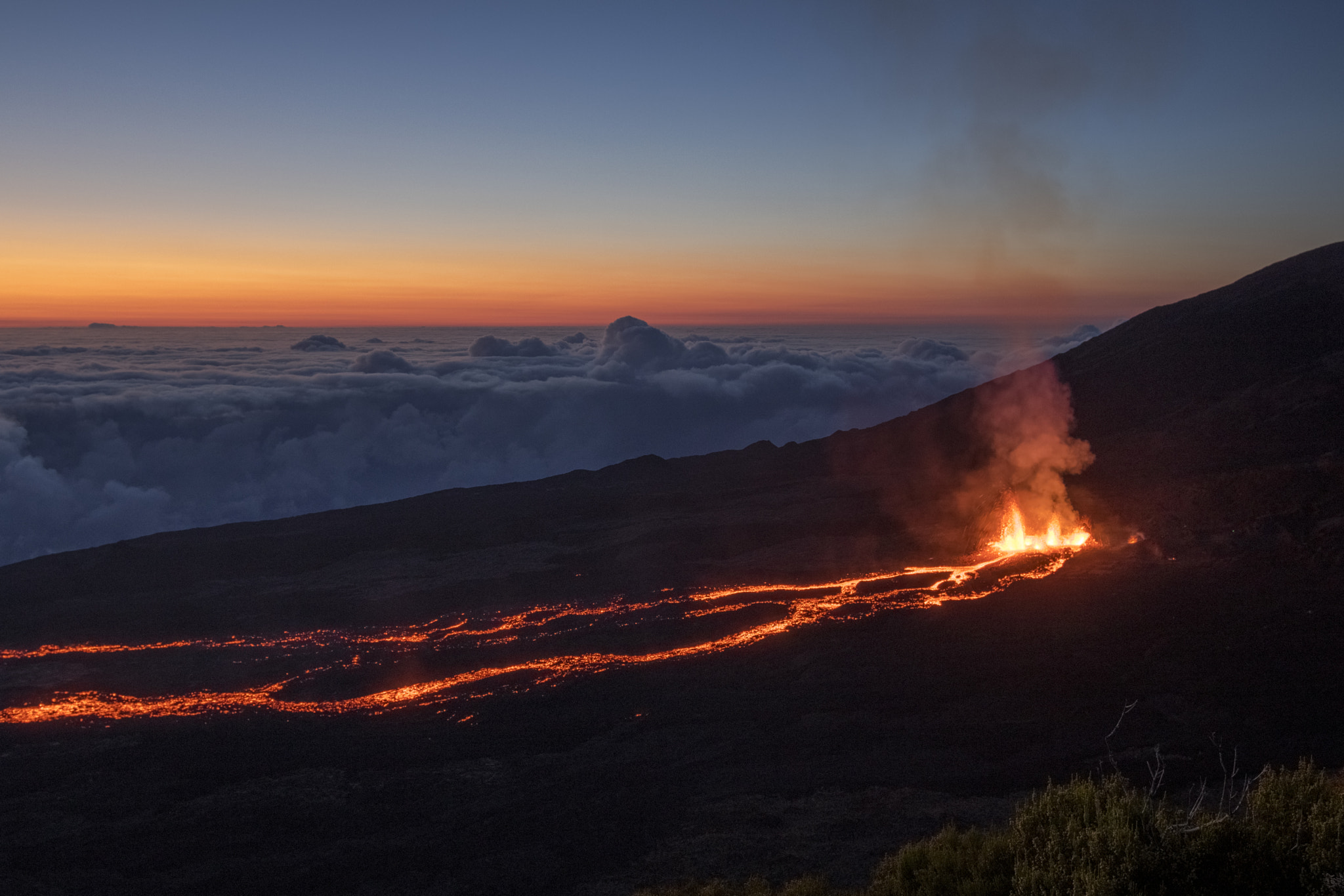 Canon EOS 750D (EOS Rebel T6i / EOS Kiss X8i) sample photo. Sunrise on the fournaise volcano photography