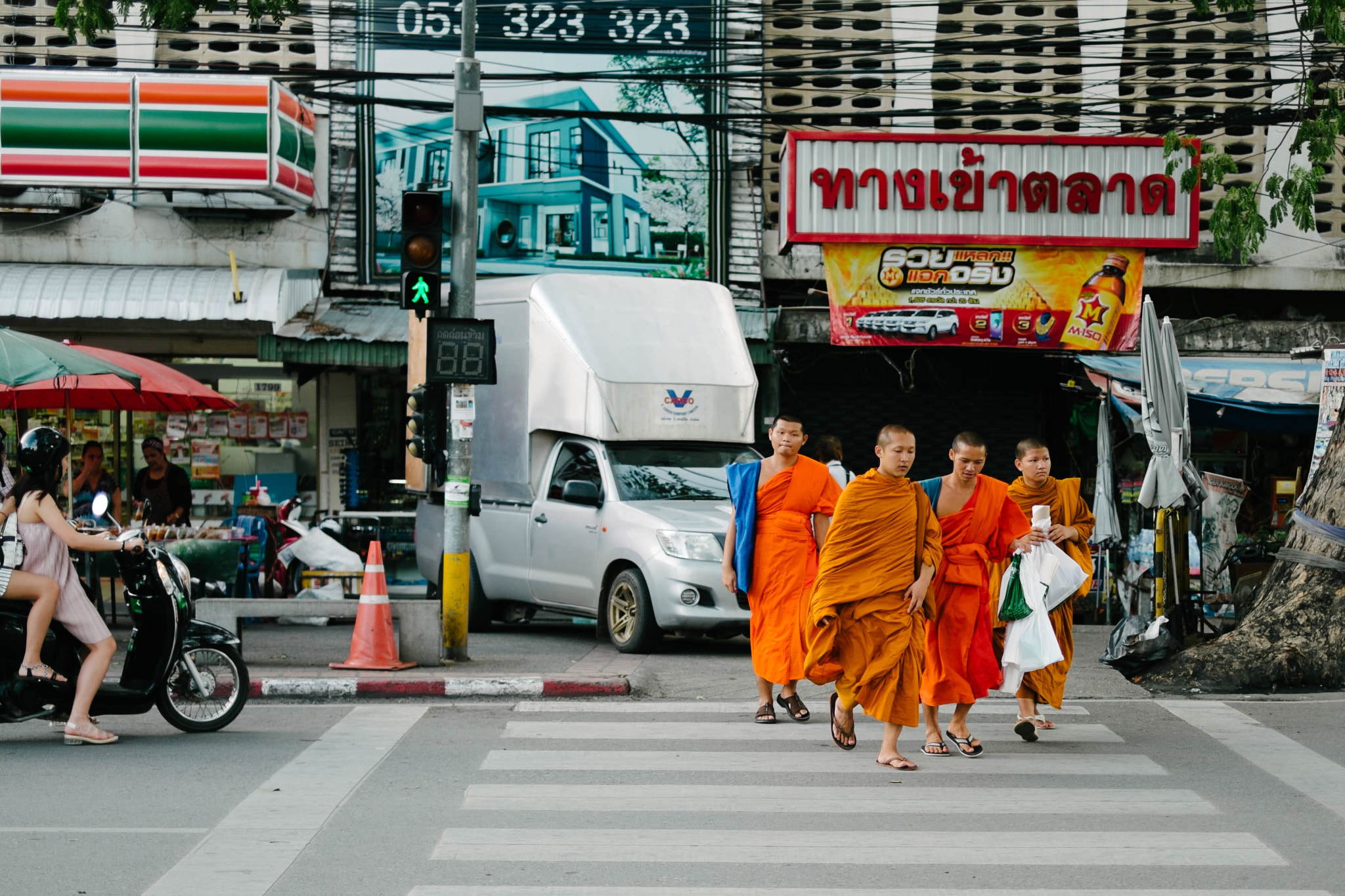 Fujifilm X-M1 + Fujifilm XF 35mm F1.4 R sample photo. Chiang mai intersection photography