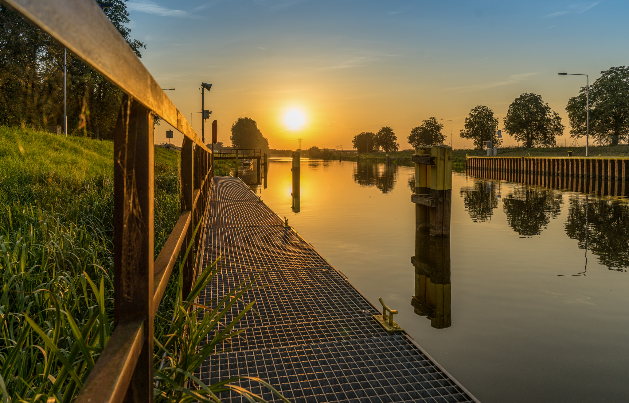 Sony a7 + ZEISS Batis 25mm F2 sample photo. Abendruhe an der schleuse photography