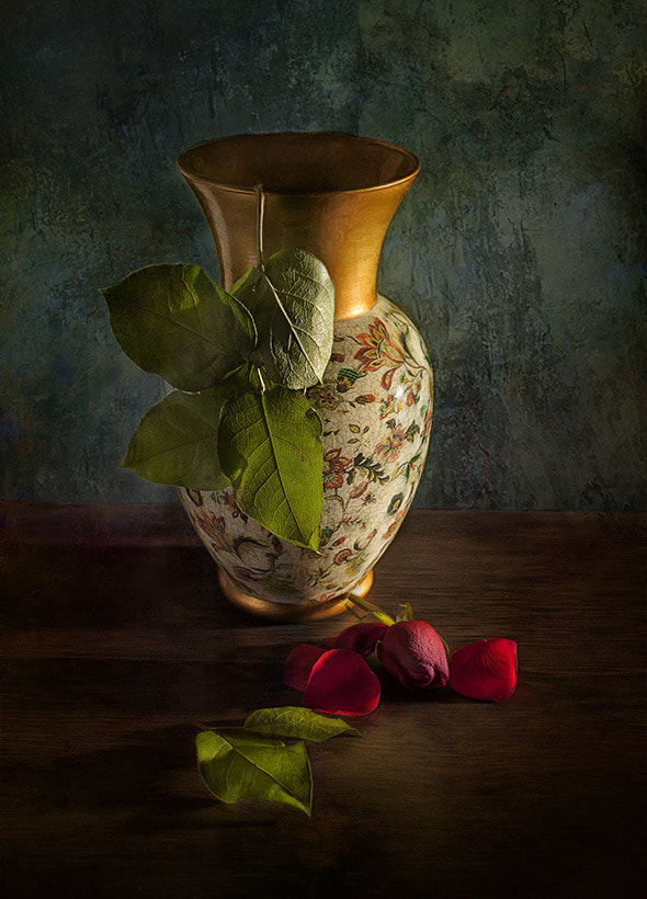 Canon EF 50mm F2.5 Macro sample photo. Vase and roses photography