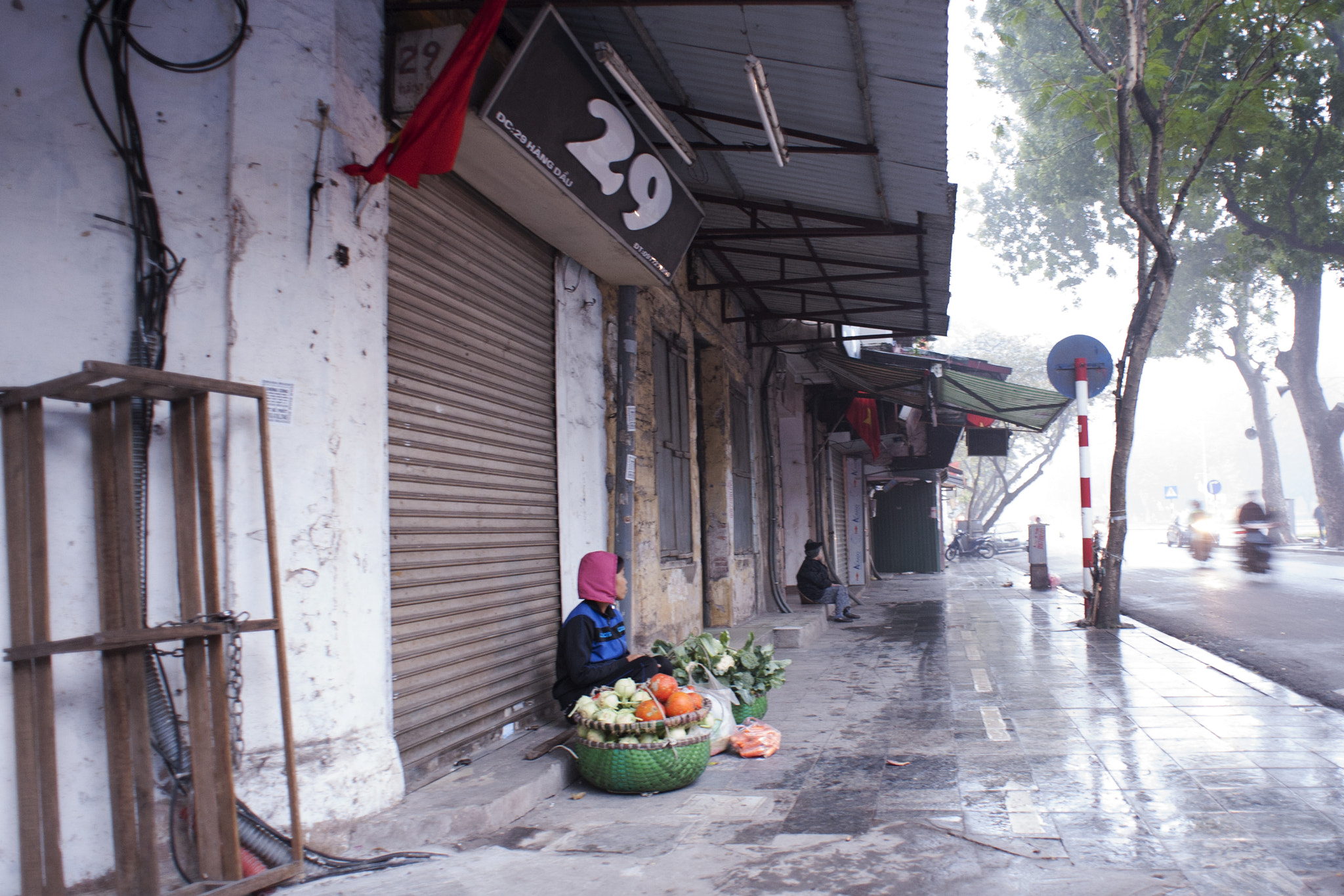 Nikon D3 sample photo. Hanoi street vendor, early winter morning photography